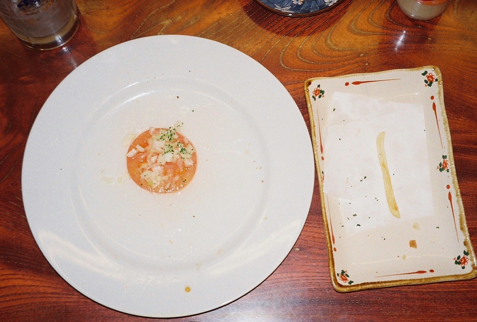 大皿と小皿が並ぶ食卓の上の余り具合