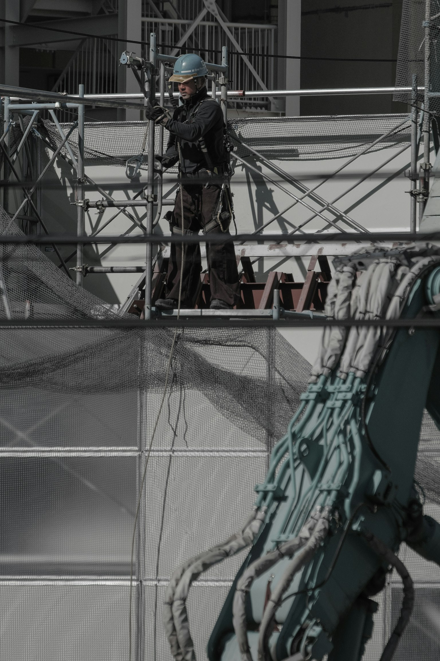 คนงานในไซต์ก่อสร้างยืนอยู่บนแบบฟอร์มพร้อมกับเครื่องจักรในมุมมอง