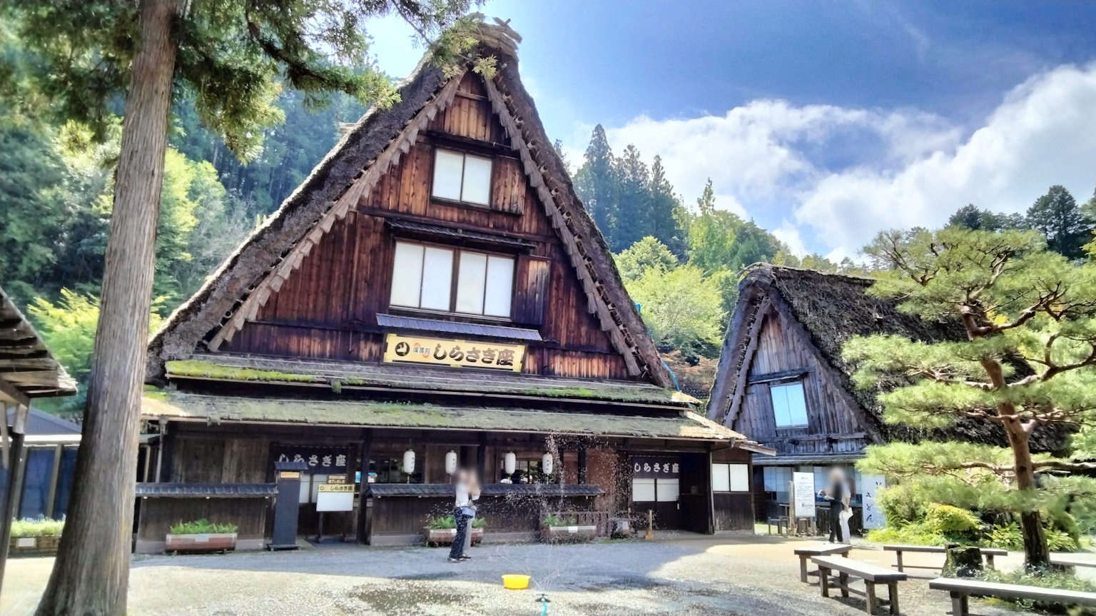 Traditionelles Gassho-Zukuri-Gebäude in einer malerischen Bergregion