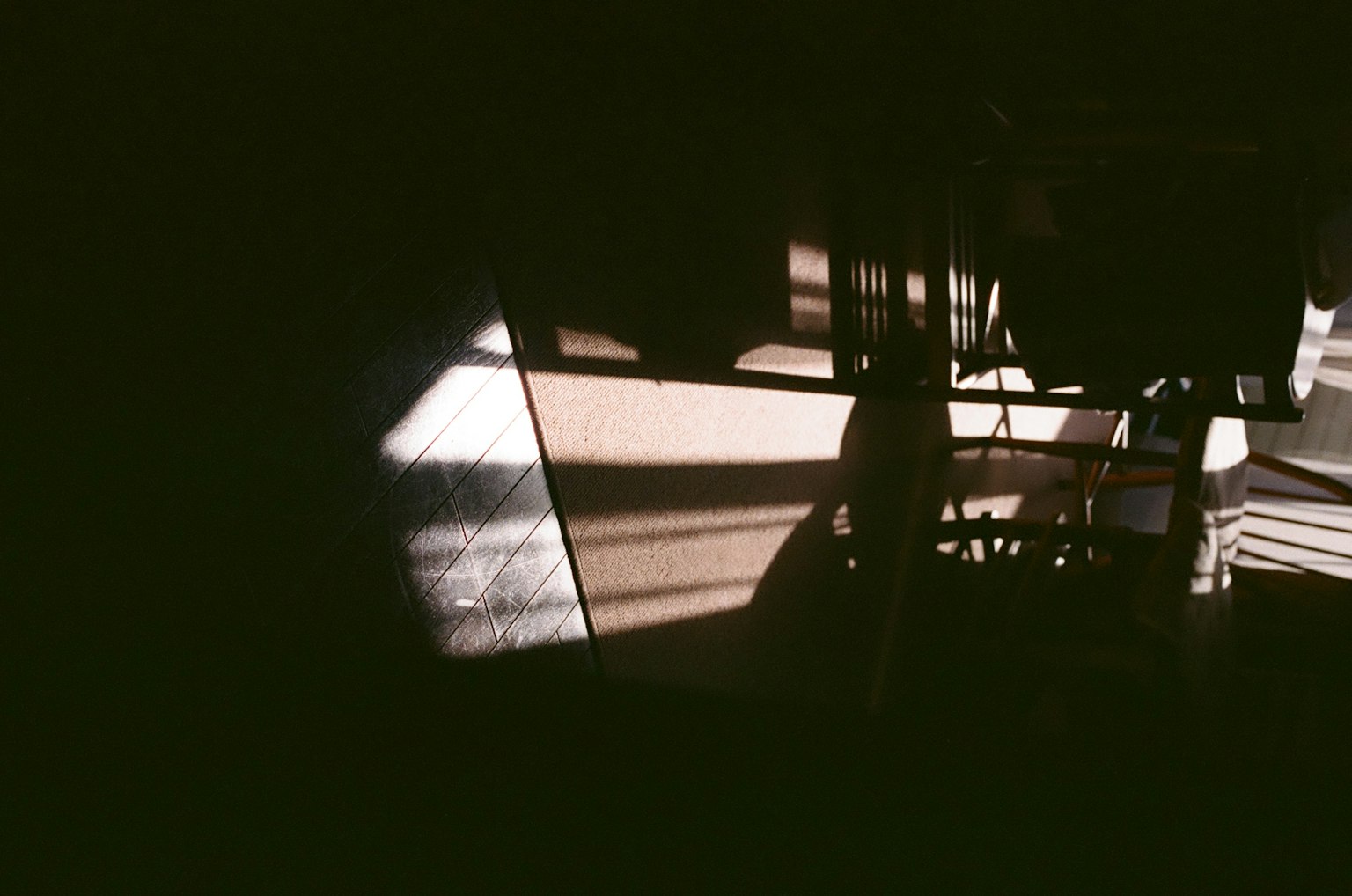 Imagen que destaca el fuerte contraste de luz y sombra en un entorno oscuro