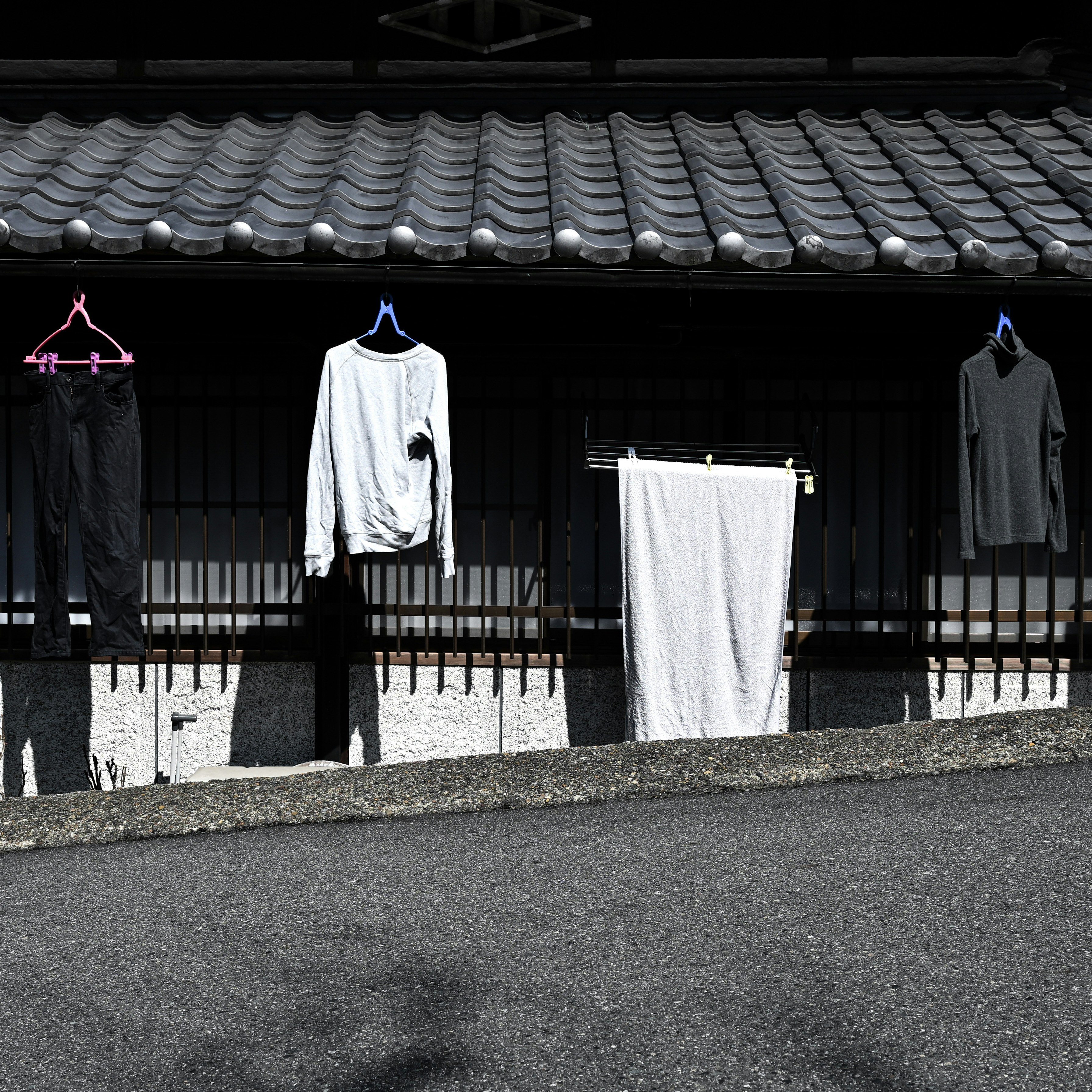 奈良の町家の軒先に干された洗濯物と衣類