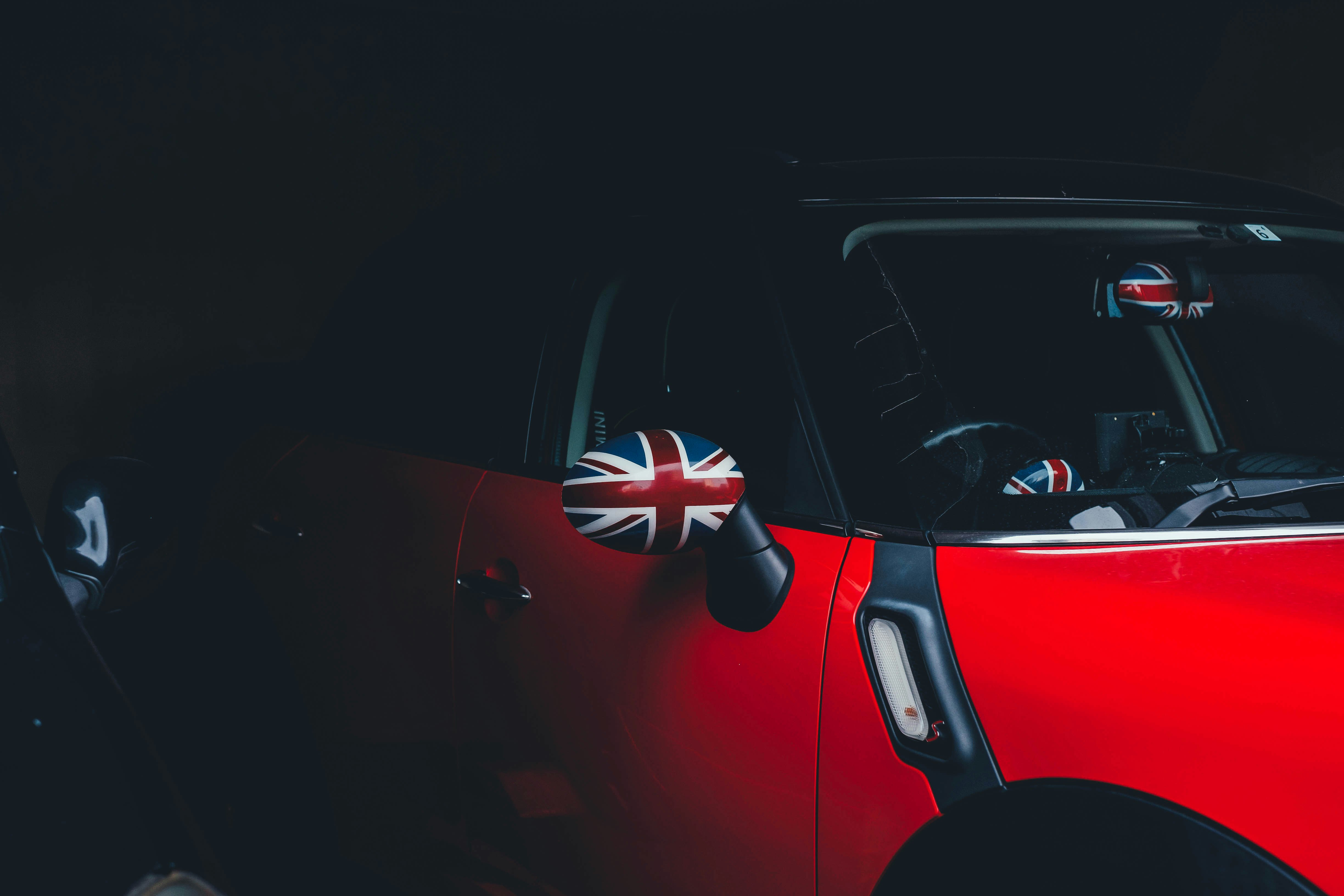 赤い車のドアと英国旗のデカールが見える車内外のクローズアップ