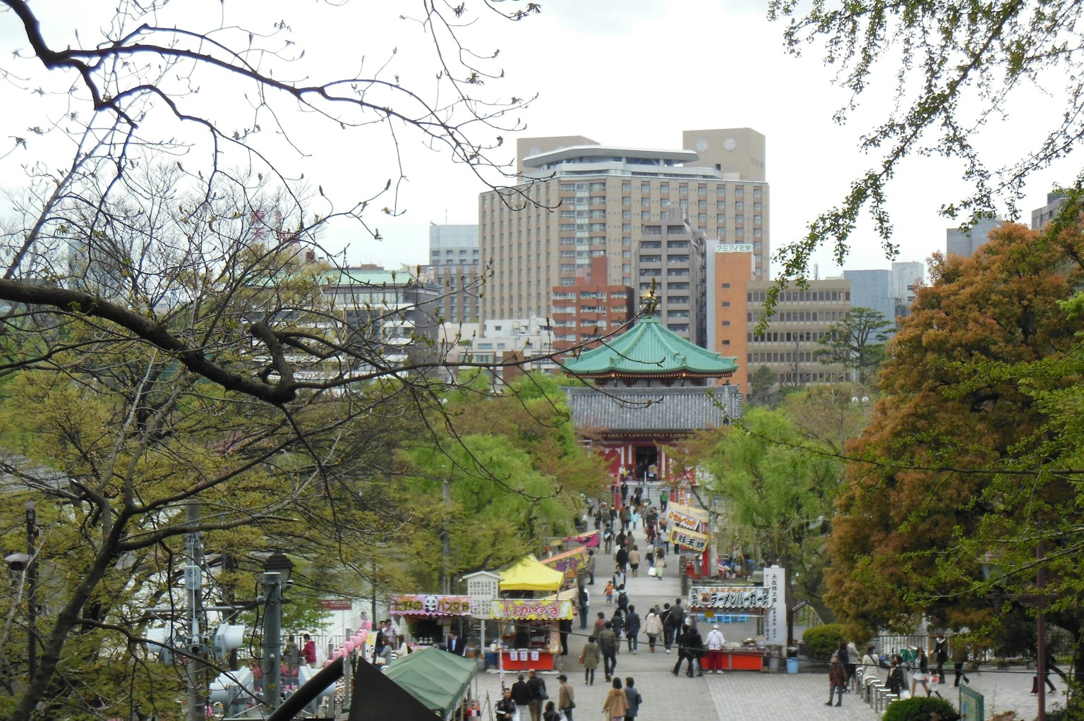 城市环境中的传统寺庙和行走的人们