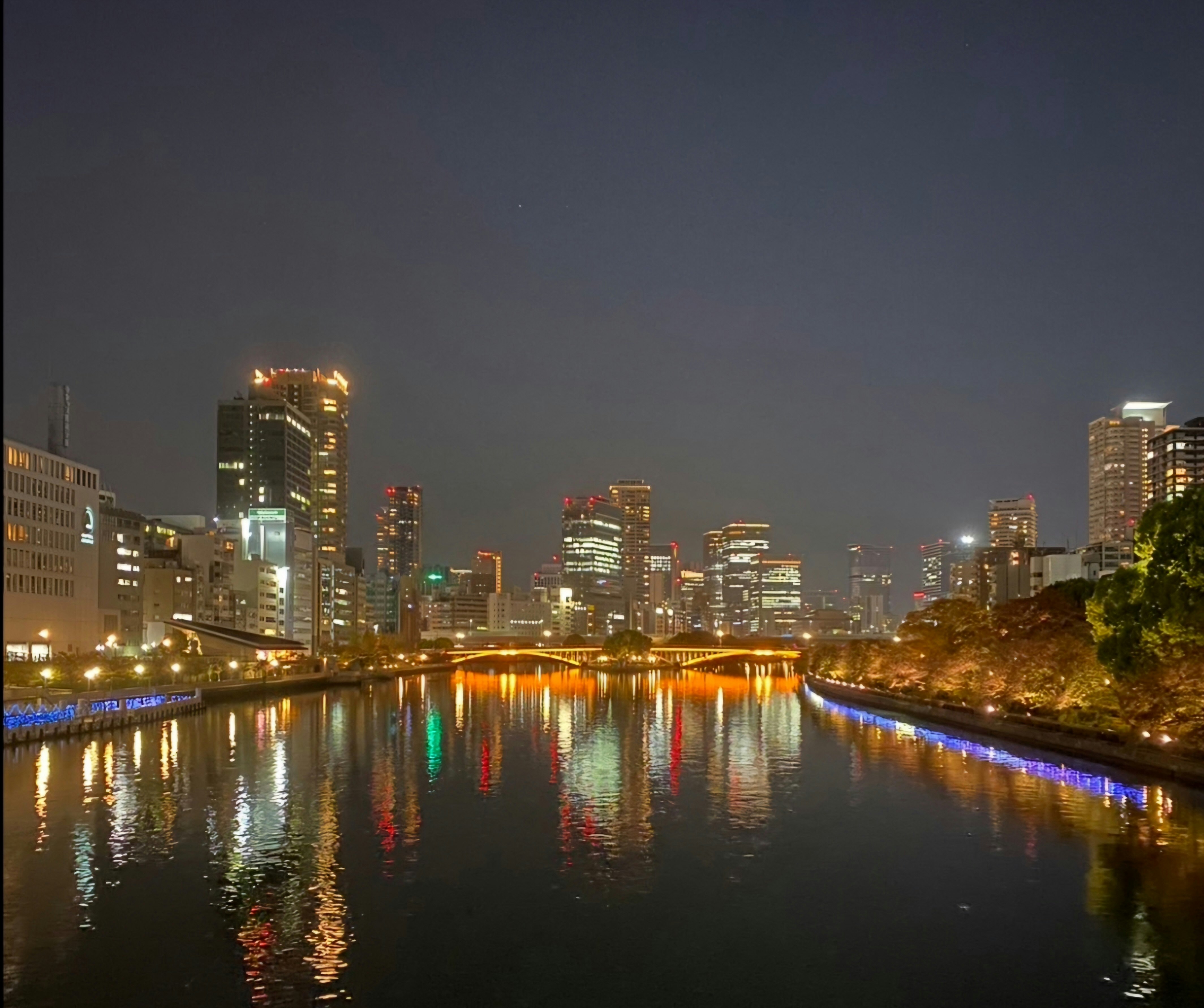 河面倒映的夜景城市天際線