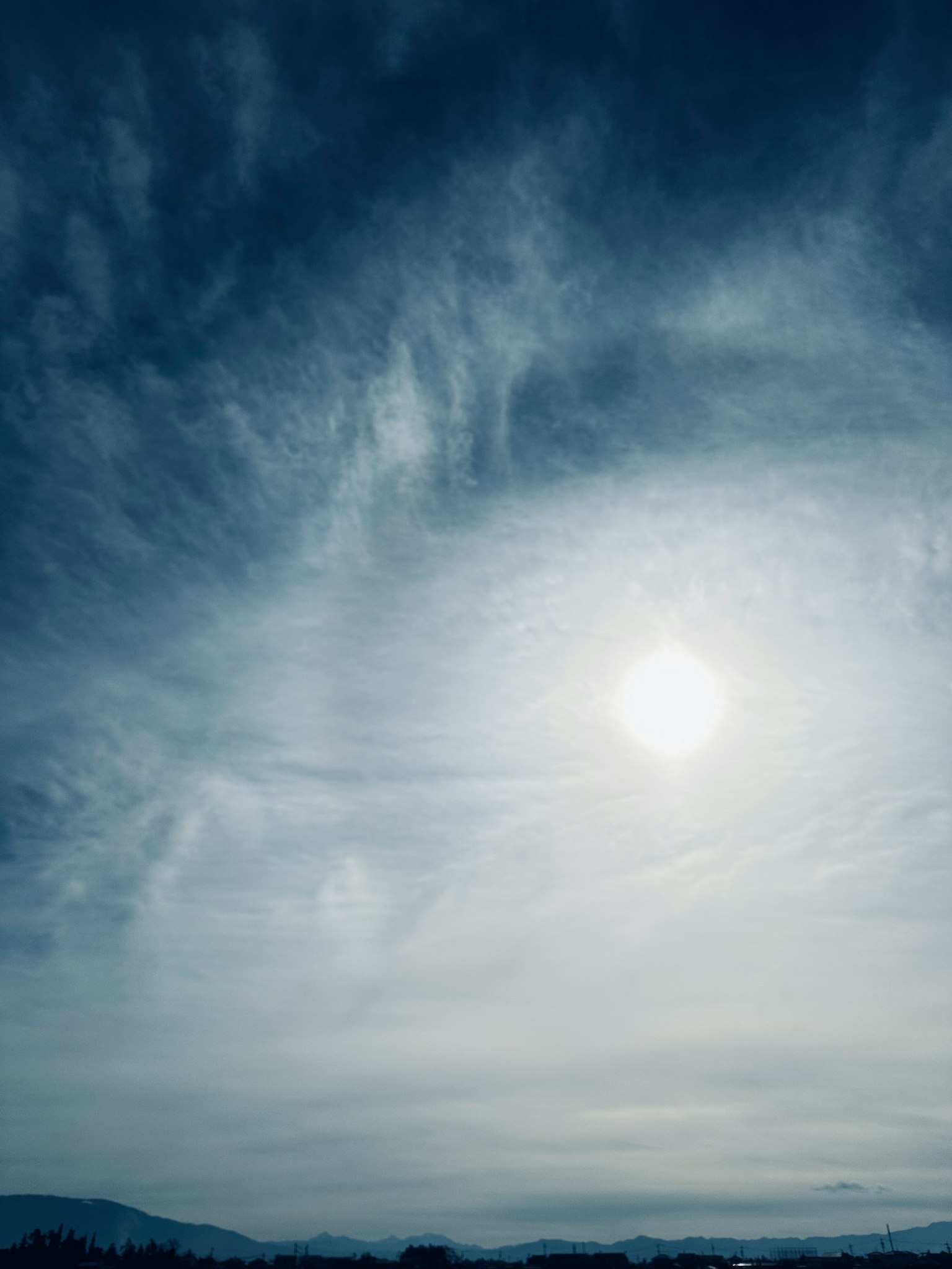 Cielo azul con nubes dispersas y sol brillante
