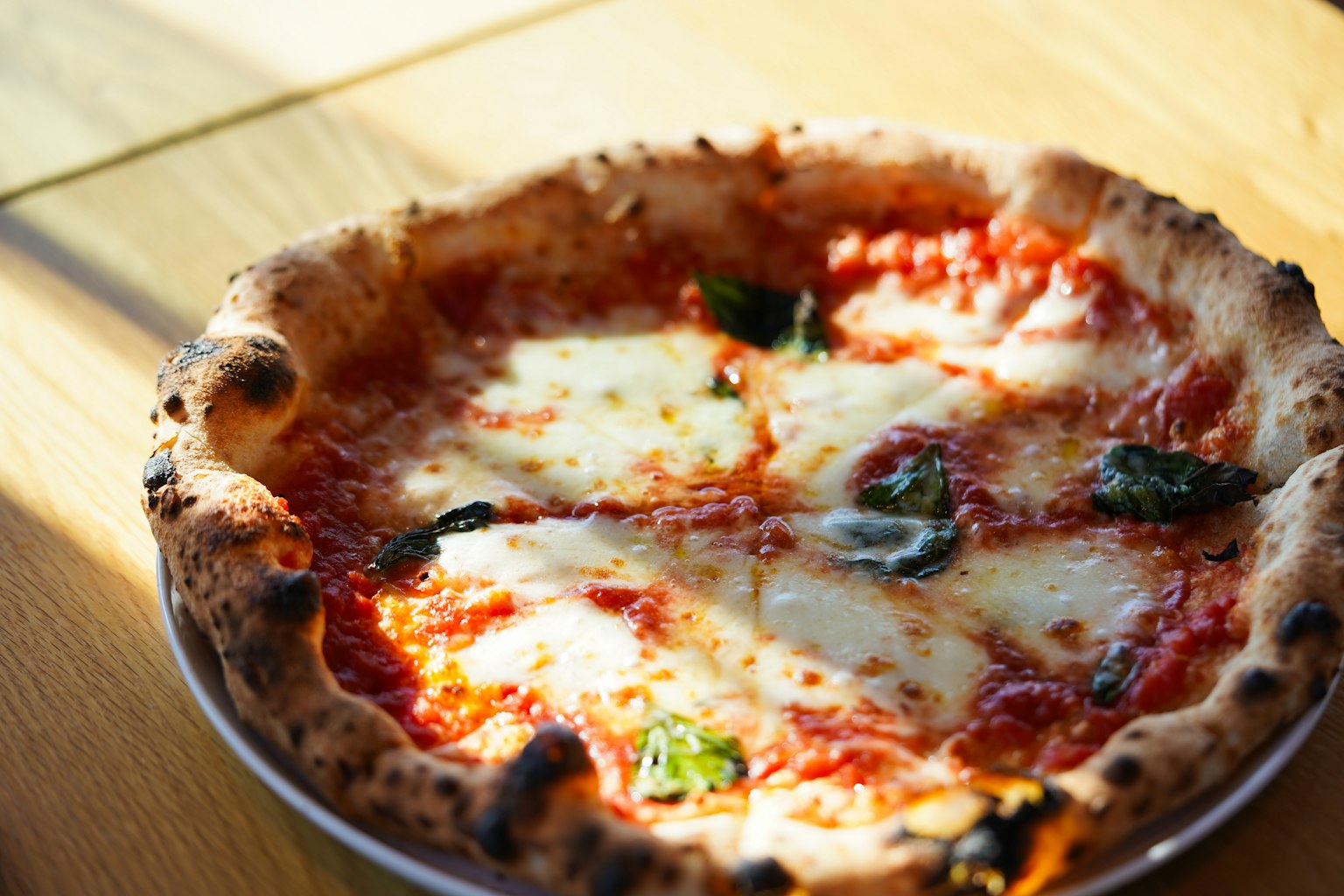 Pizza Margherita recién horneada servida en un plato