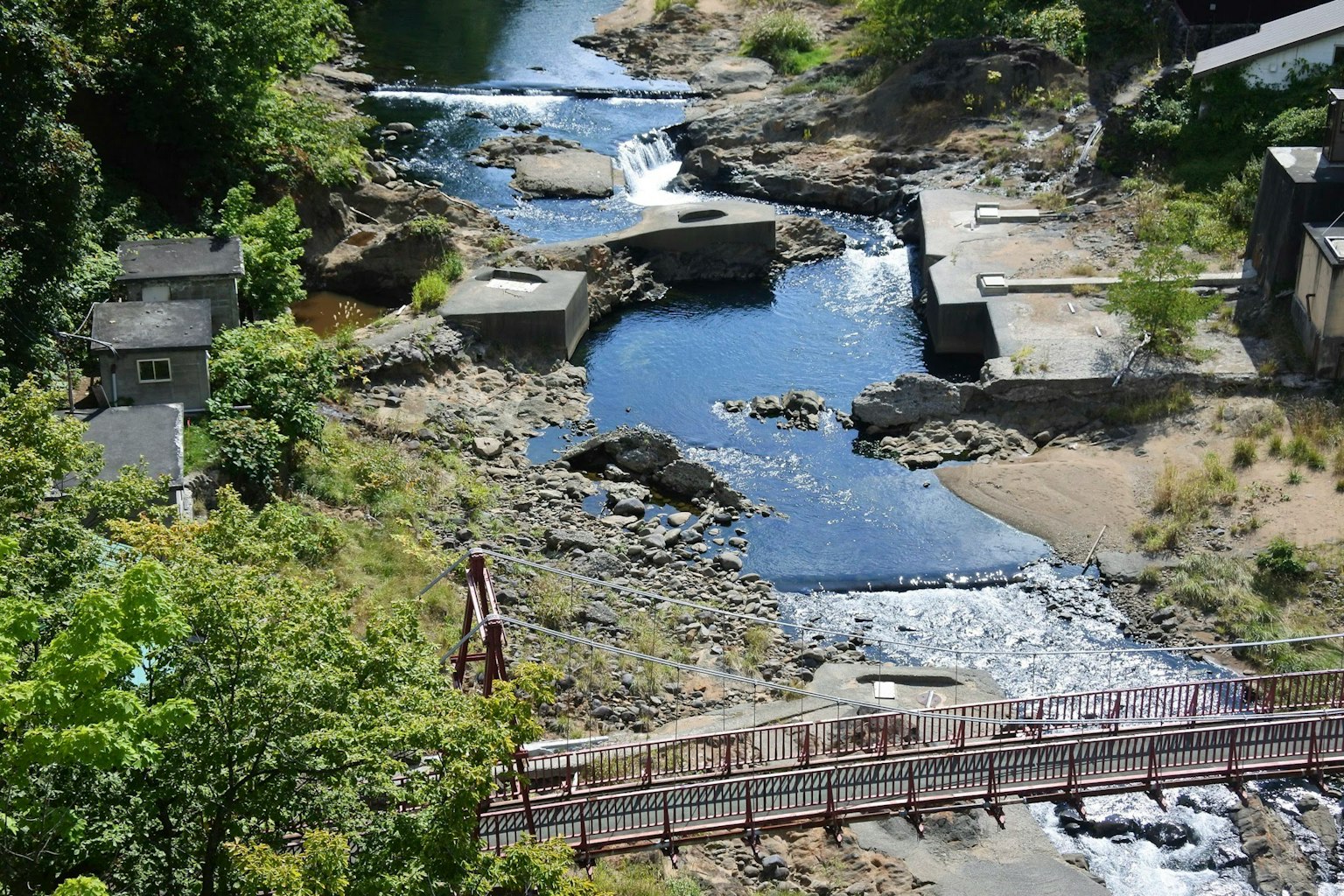 Tampilan udara dari sungai dan jalan dengan vegetasi di sekitarnya