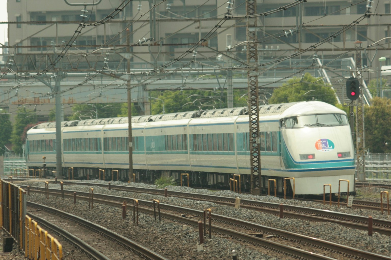 現代列車帶藍色條紋在鐵路上行駛