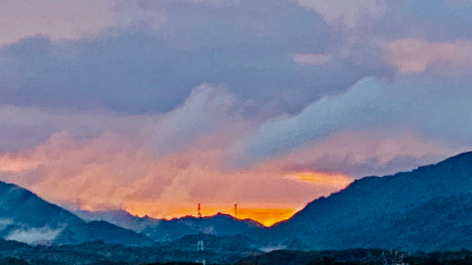 山脈景觀，紫色雲彩和橙色日落