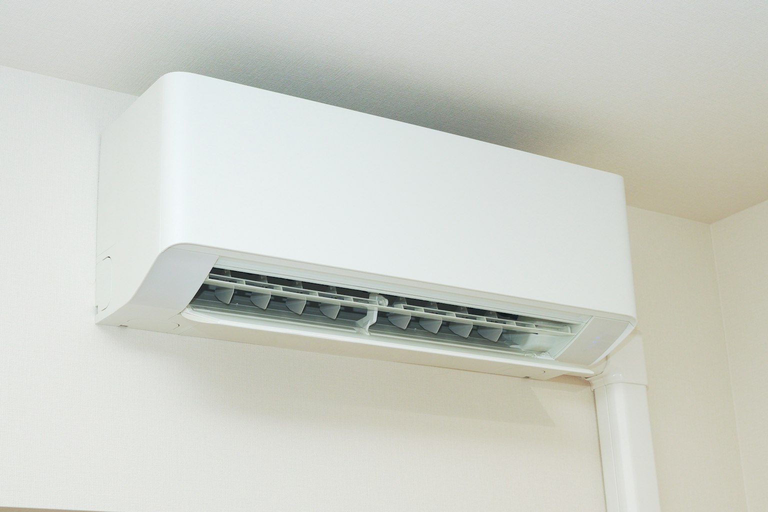 Un climatiseur blanc monté au plafond