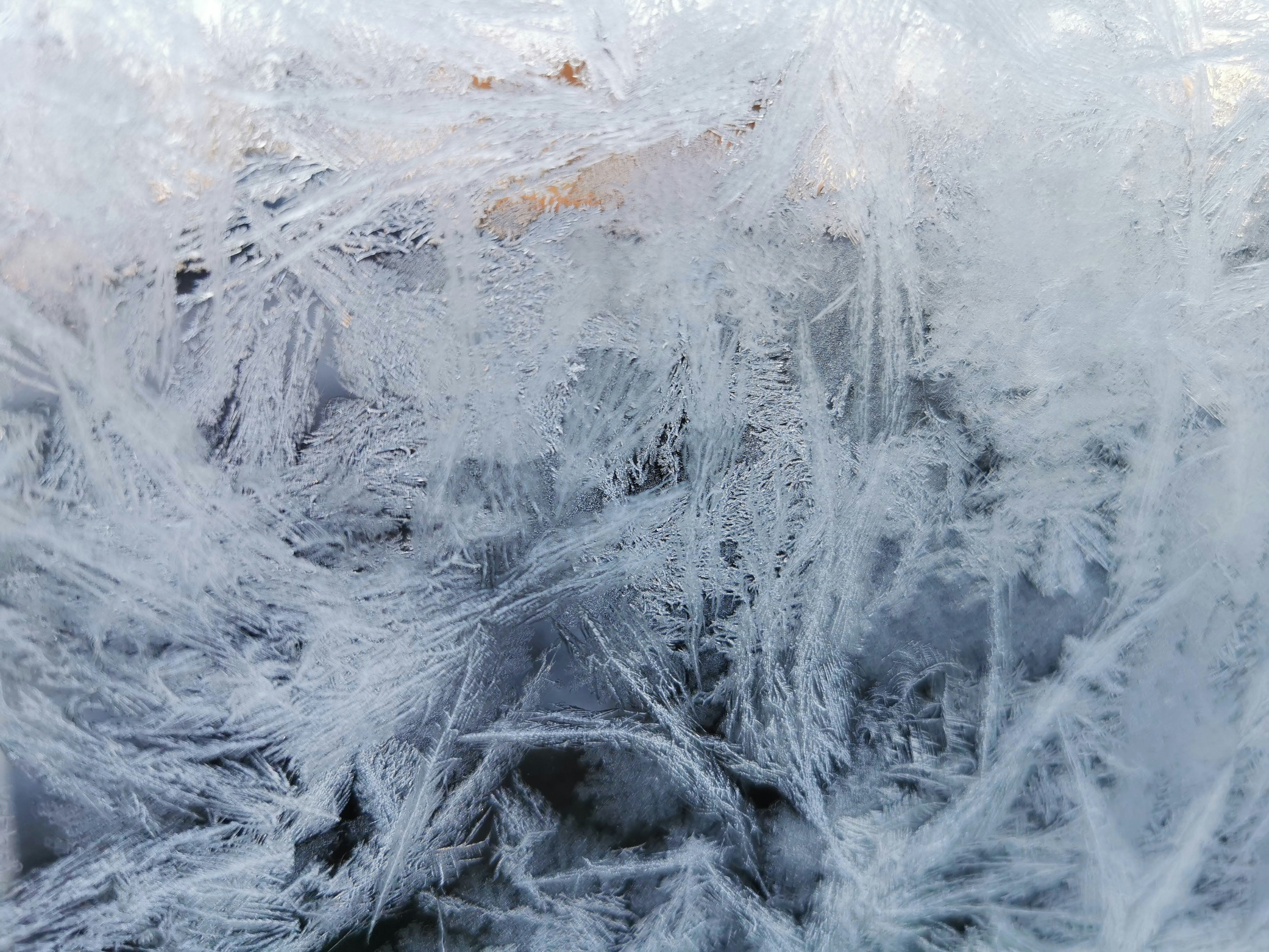 凍った氷の表面に広がる霜の結晶のクローズアップ