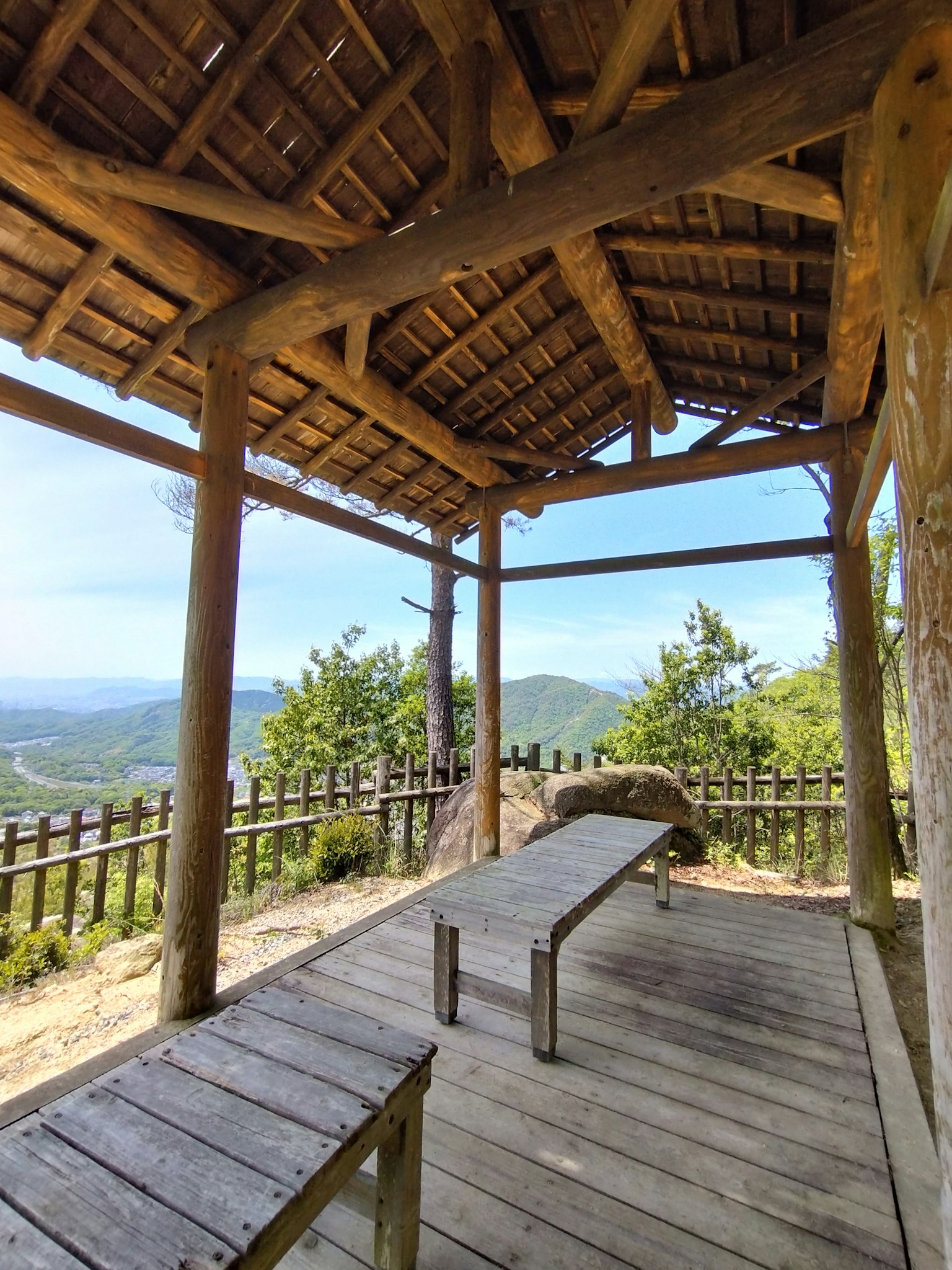 Pergola en bois avec table surplombant le paysage montagneux