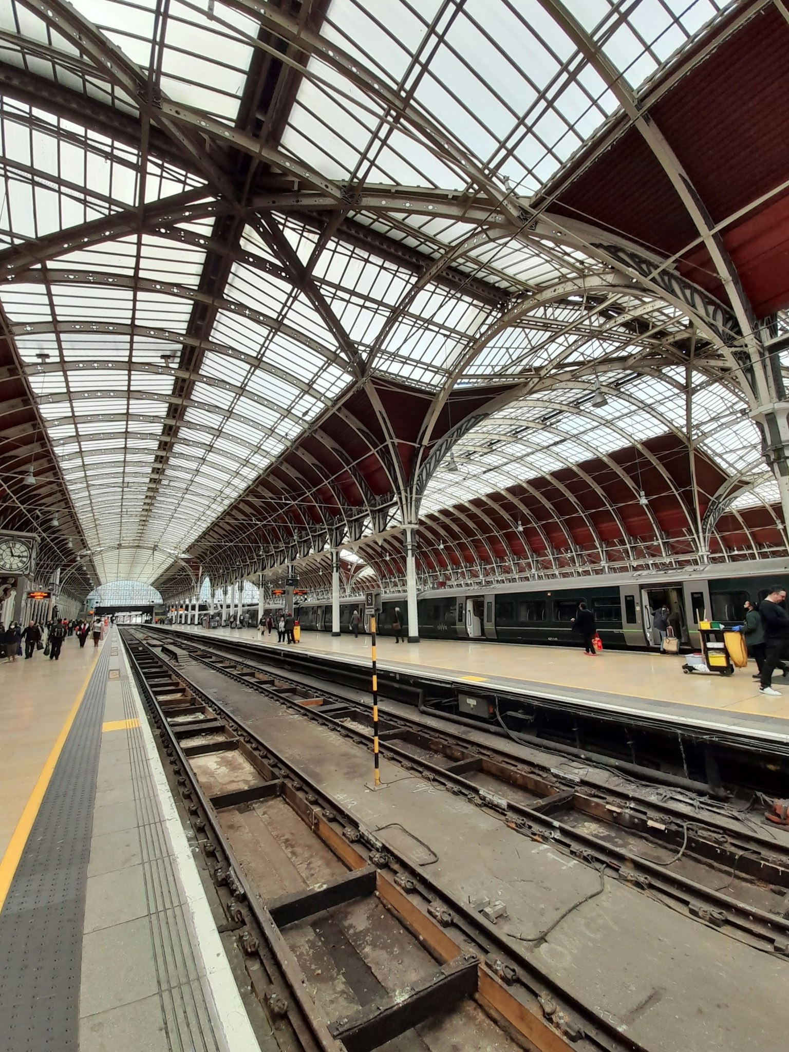 Moderne Bahnhofplattform mit Gleisen und Glasdach