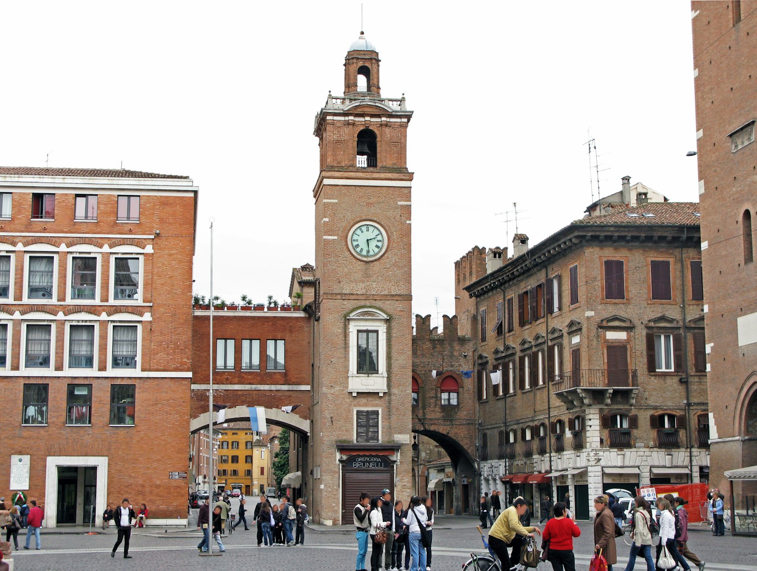 Horloge et bâtiments historiques dans une place romaine