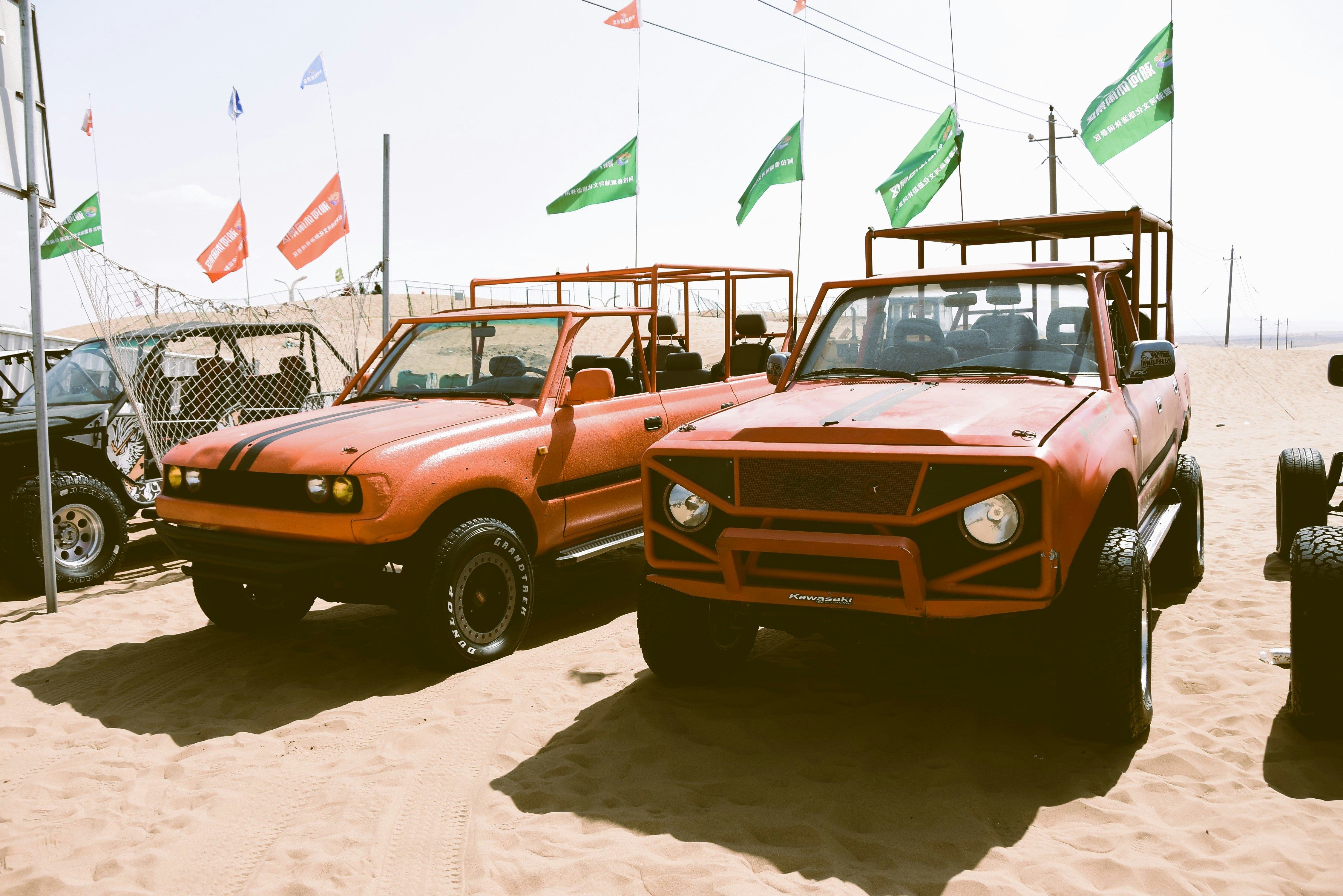 Buggy off-road berjajar di atas tanah berpasir