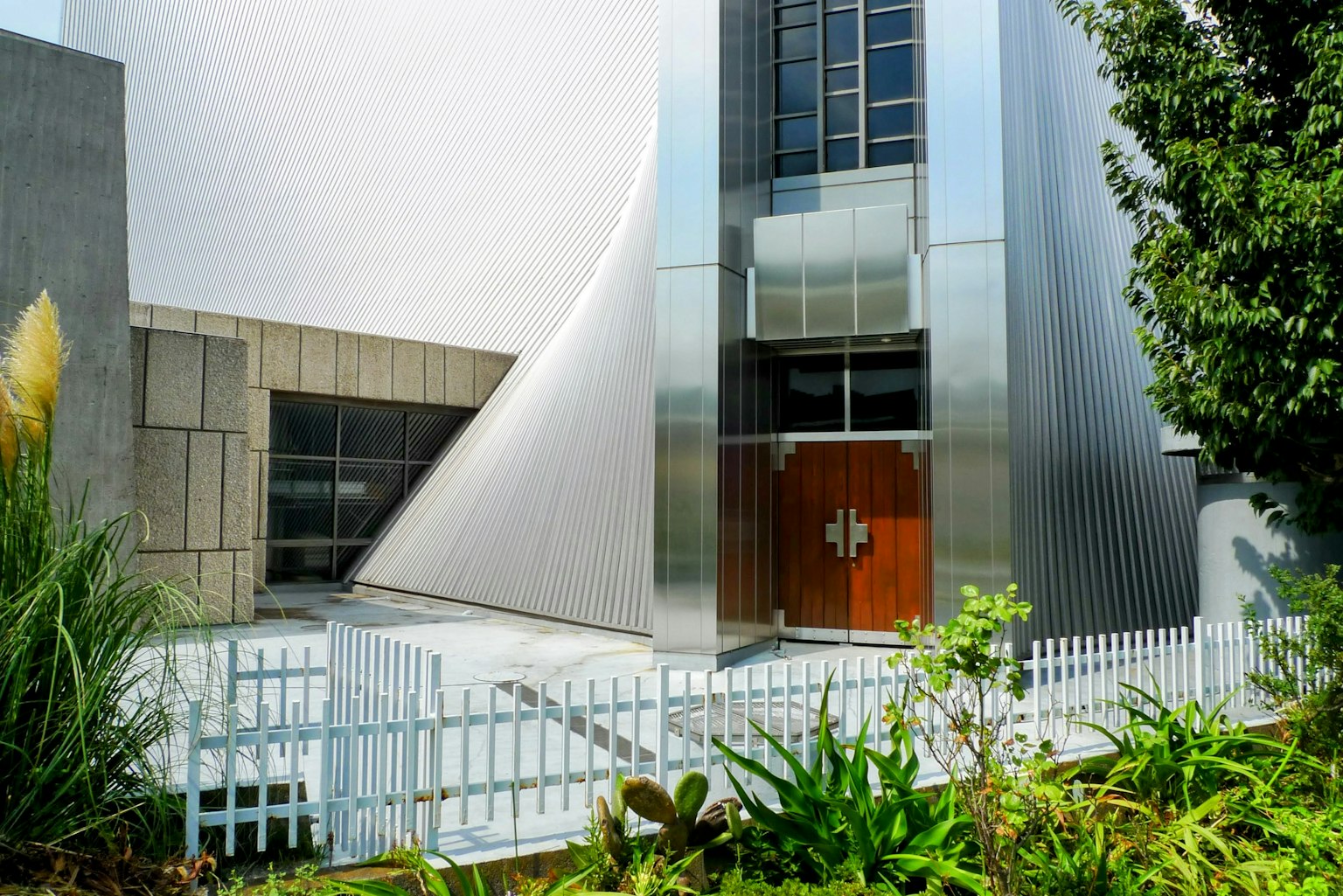 Edificio moderno con diseño único y vegetación exuberante