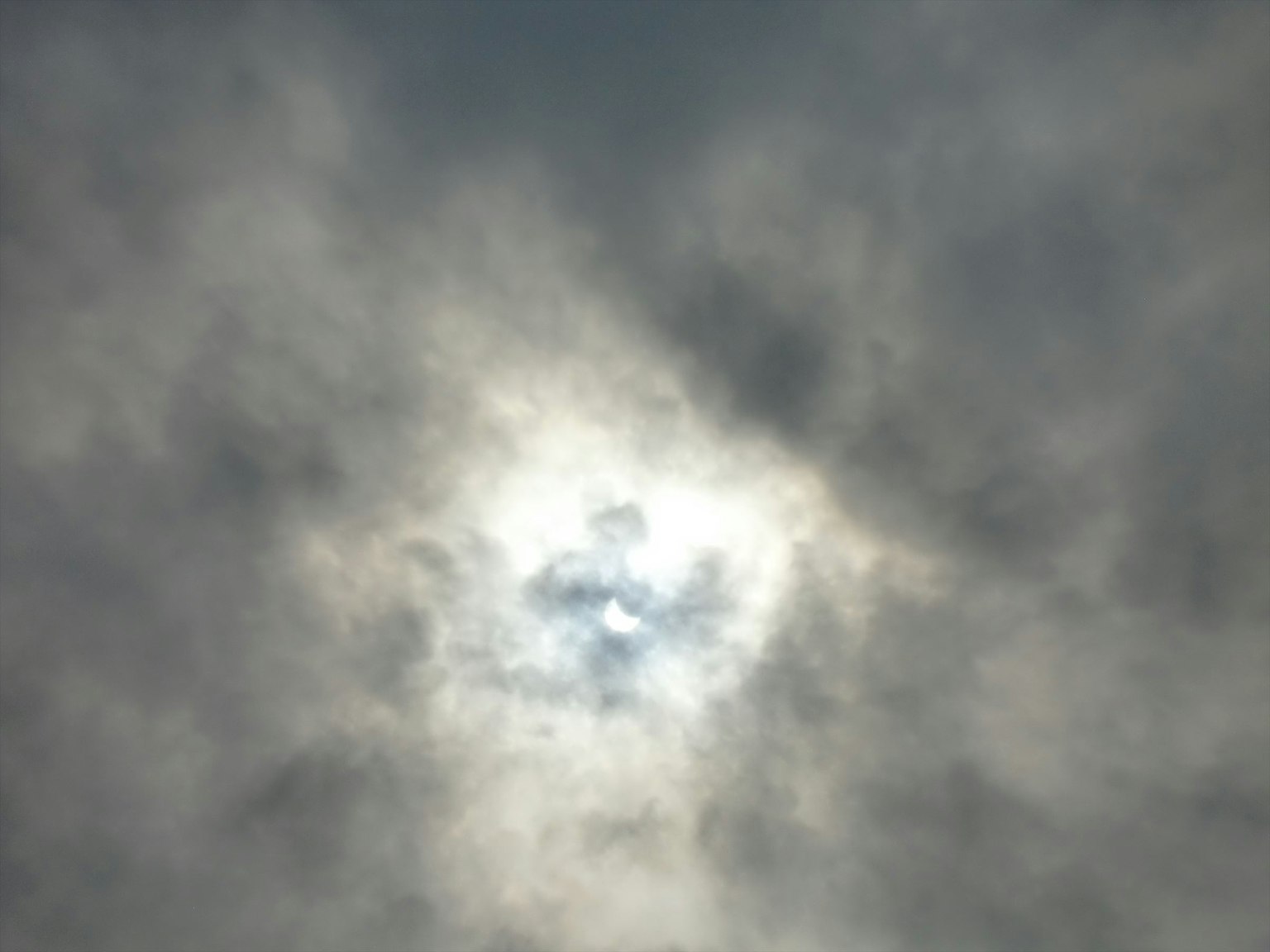陽光穿過多雲的天空