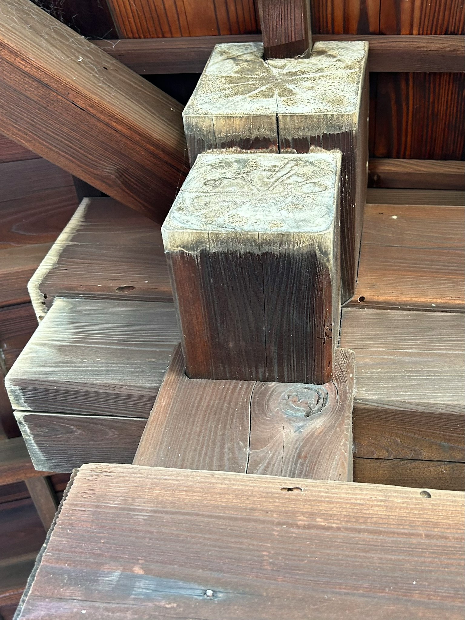 Tampilan interior sambungan kayu menunjukkan kerajinan