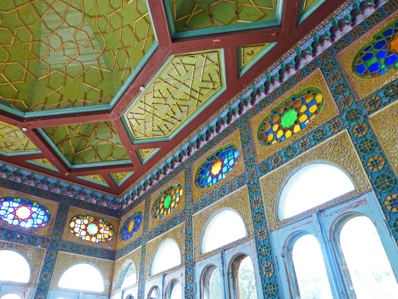 Dekorativer Decke und Wände mit bunten Mosaiken und komplizierten Designs