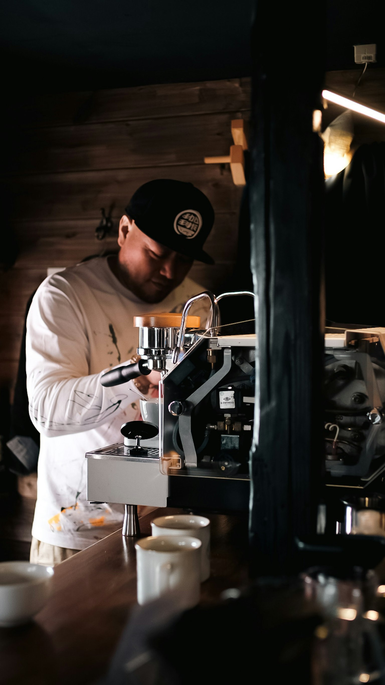 Barista bedient eine Espressomaschine in einem Café