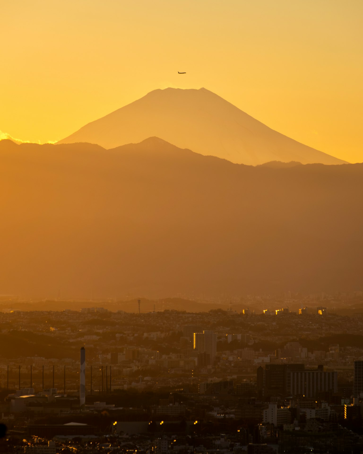 夕日を背景にした富士山のシルエット