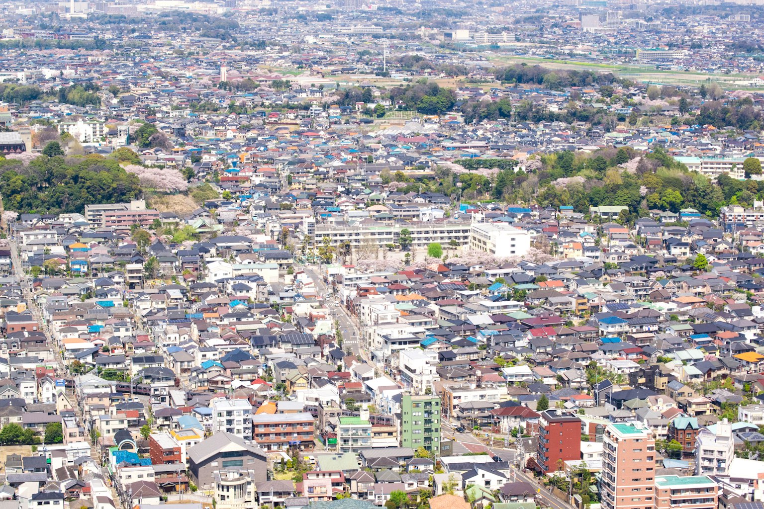 Panorama urbano con edifici e strade diverse
