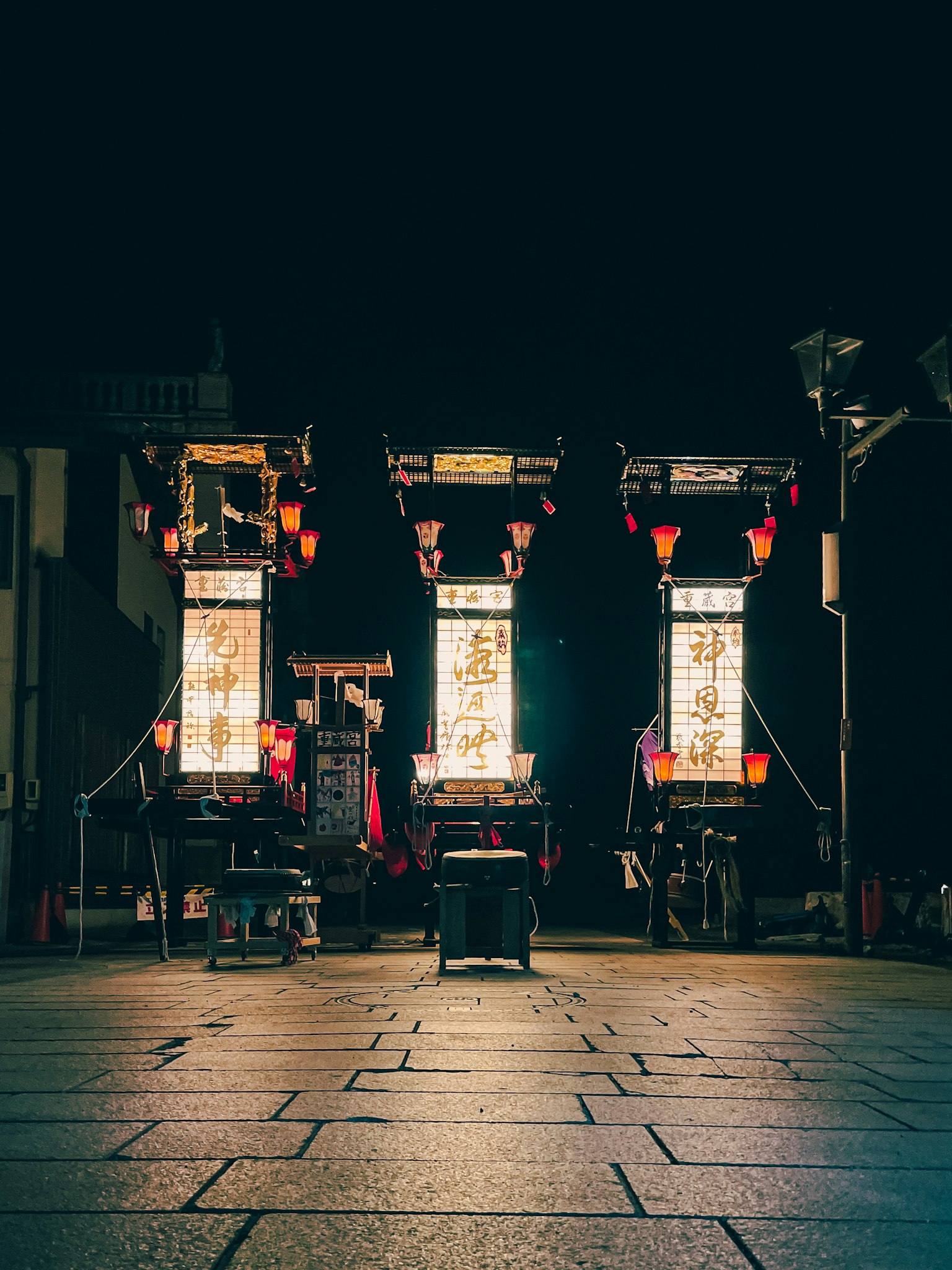 夜晚街道上的三個照亮的燈籠