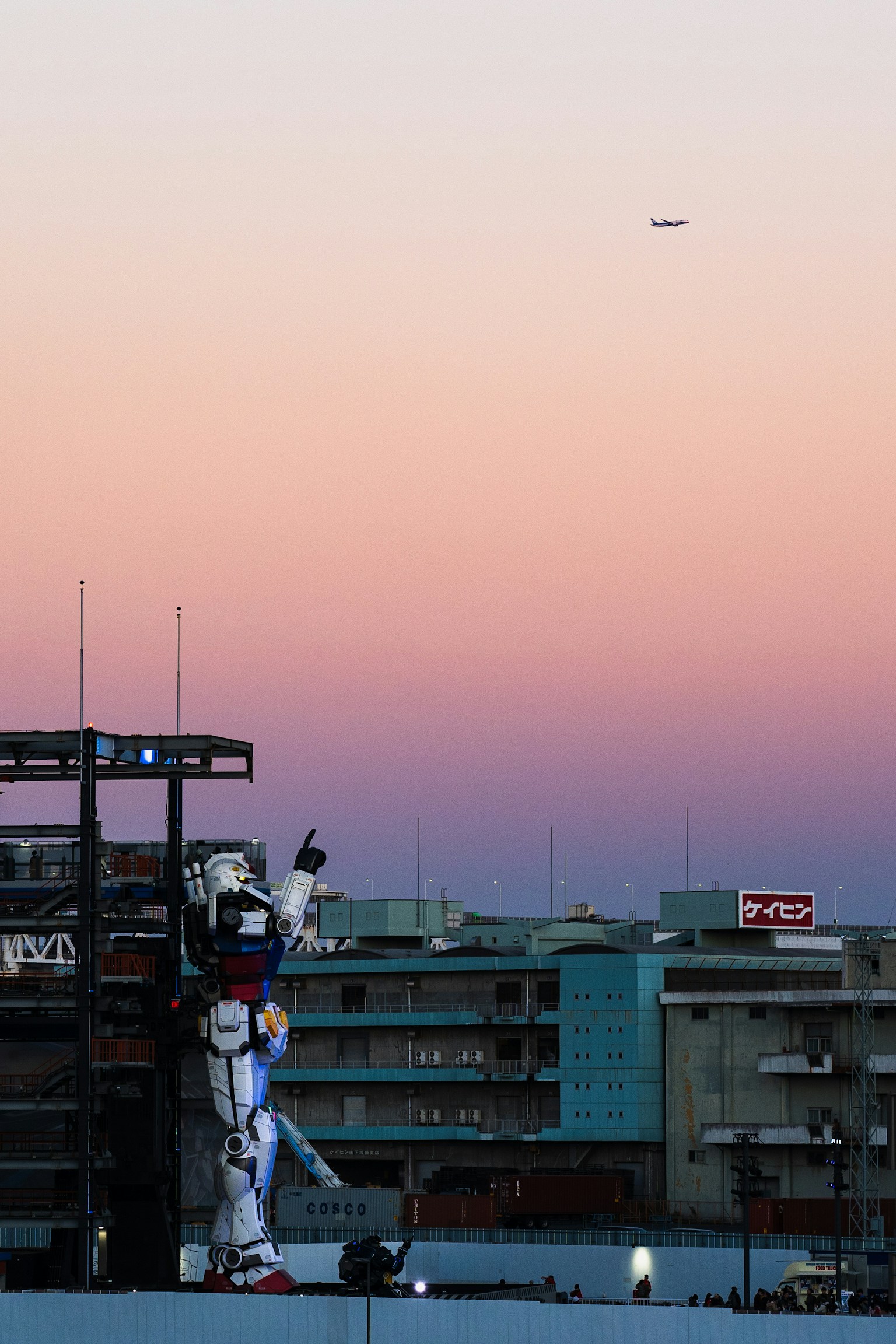 Statua di robot gigante contro un cielo al tramonto