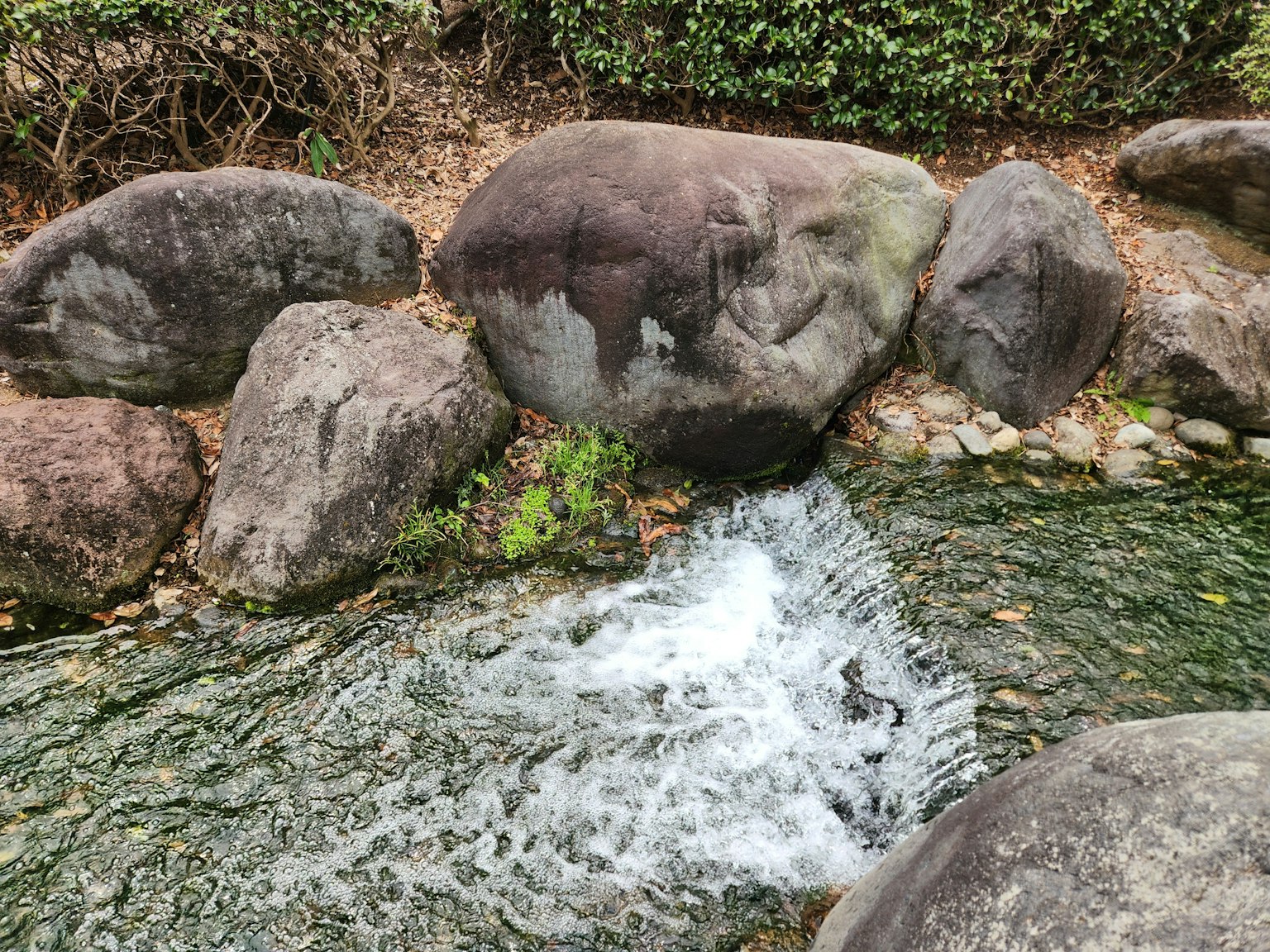 流动水和岩石的自然场景