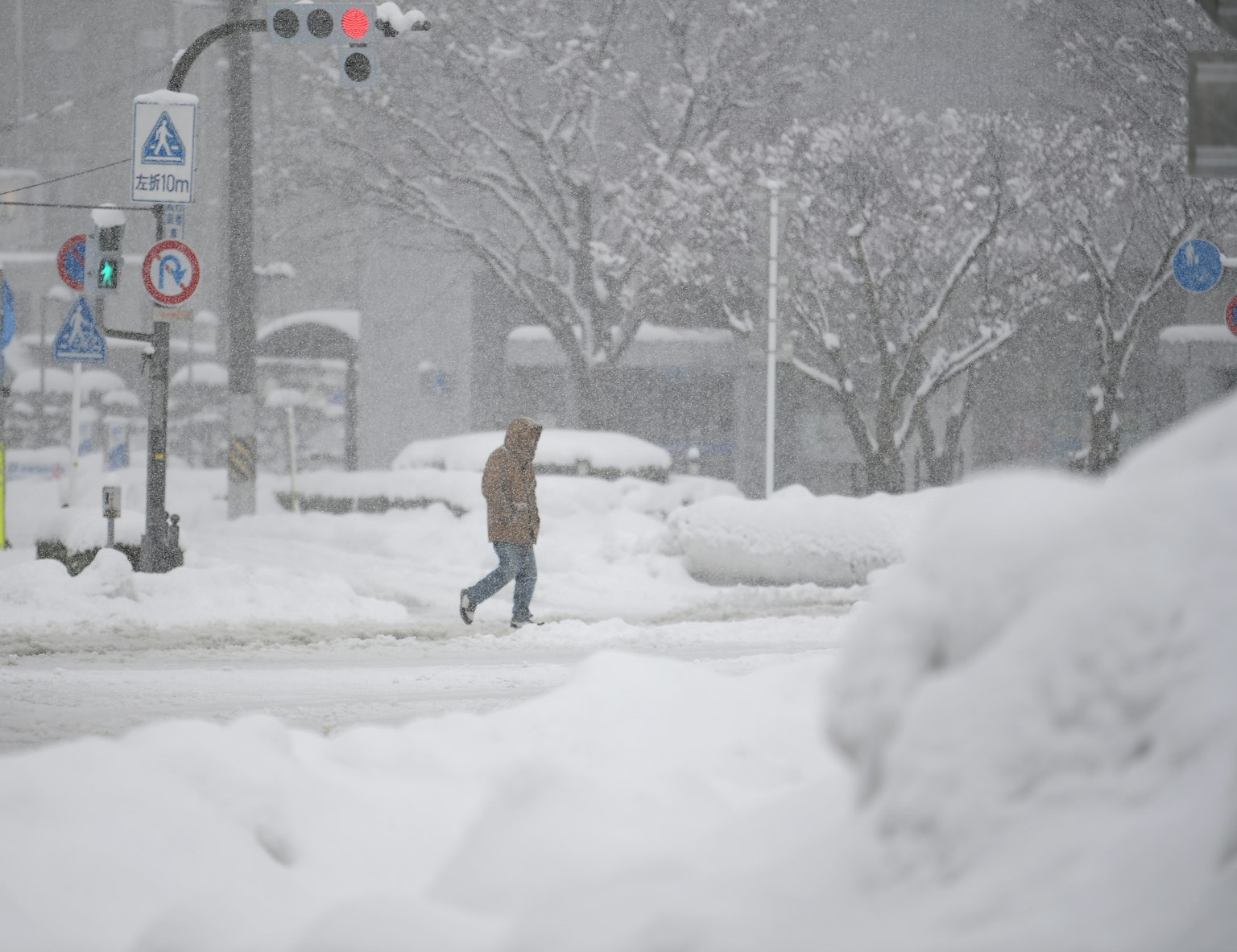 在大雪中行走的人与被雪覆盖的环境
