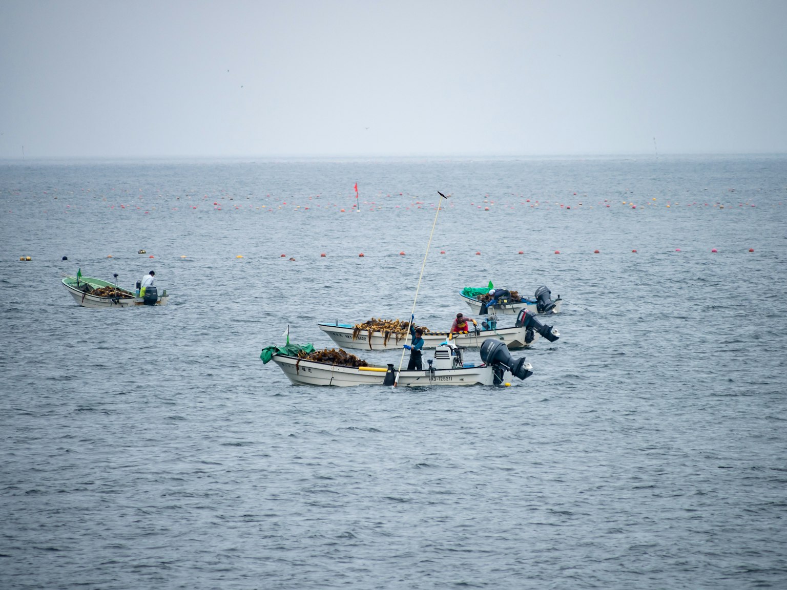 Perahu nelayan dan nelayan di laut tenang