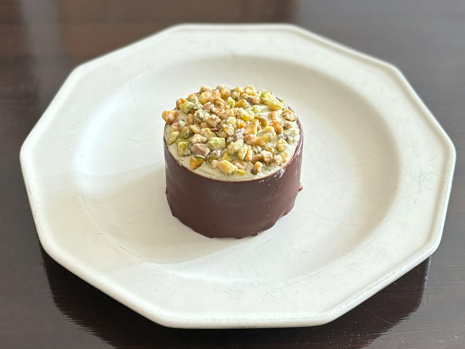 Món tráng miệng với bánh phủ chocolate và rắc hạt