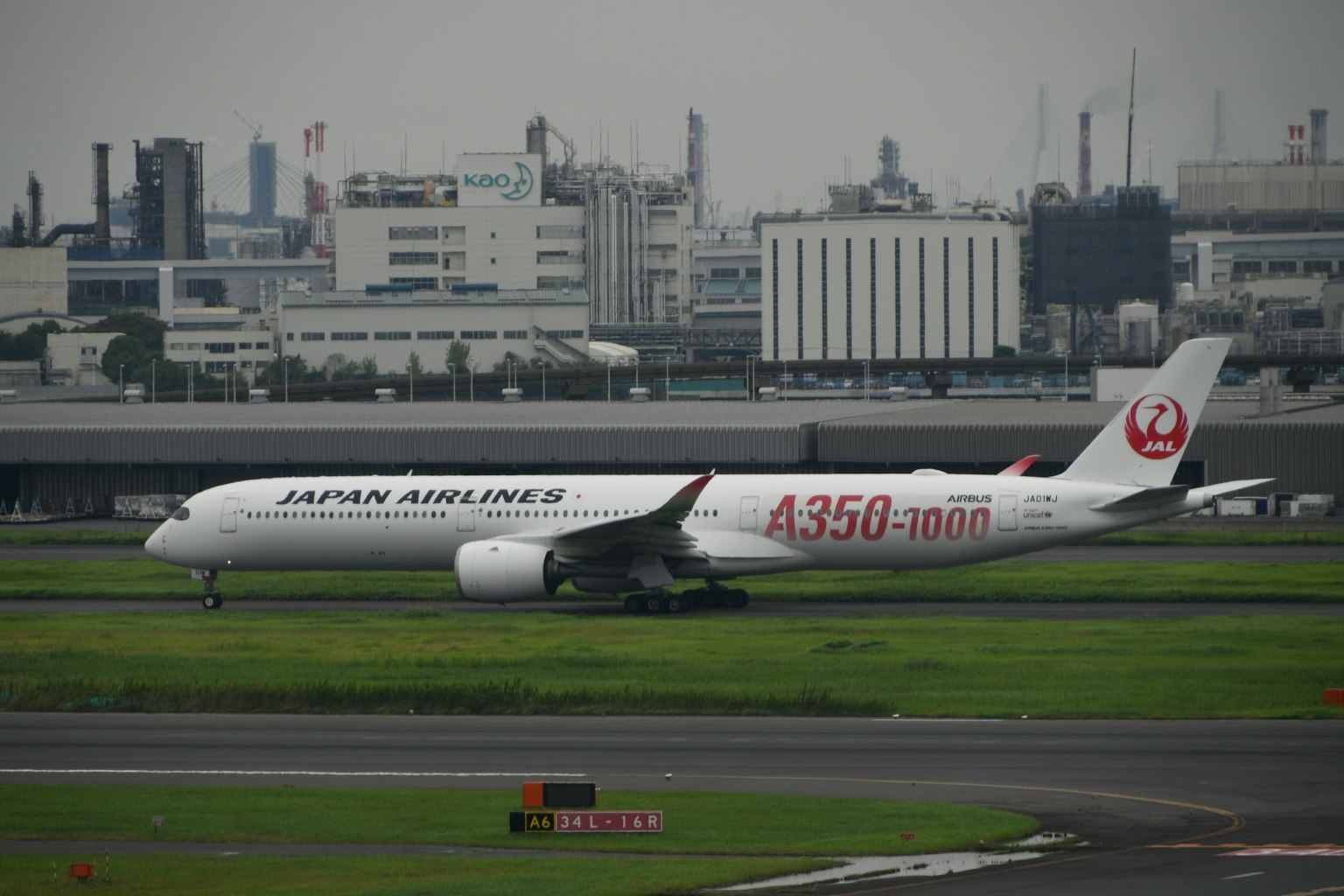 เครื่องบิน A350 ของ Japan Airlines กำลังเคลื่อนที่บนรันเวย์