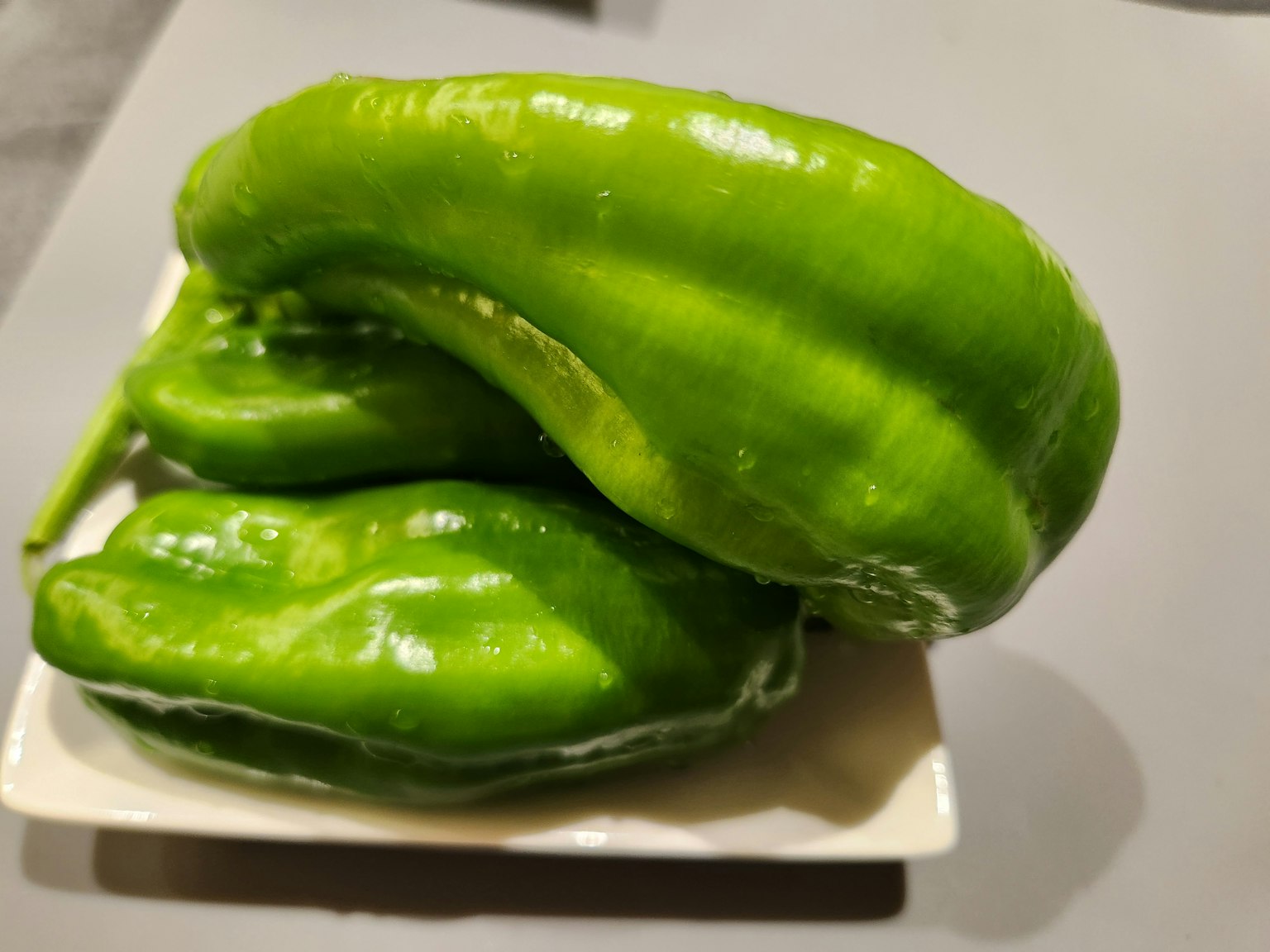 Pimientos verdes dispuestos en un pequeño plato
