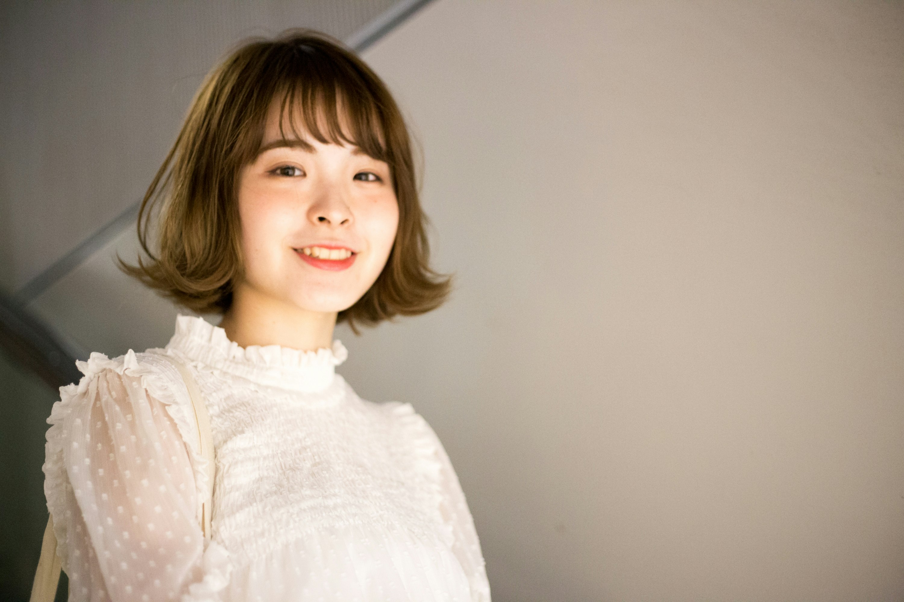 白いフリルの服を着た女性のやわらかなポートレート