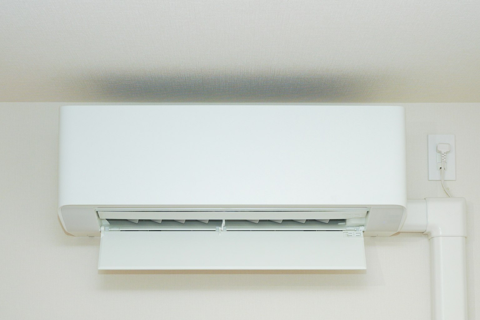 Unité de climatisation murale avec un design blanc épuré