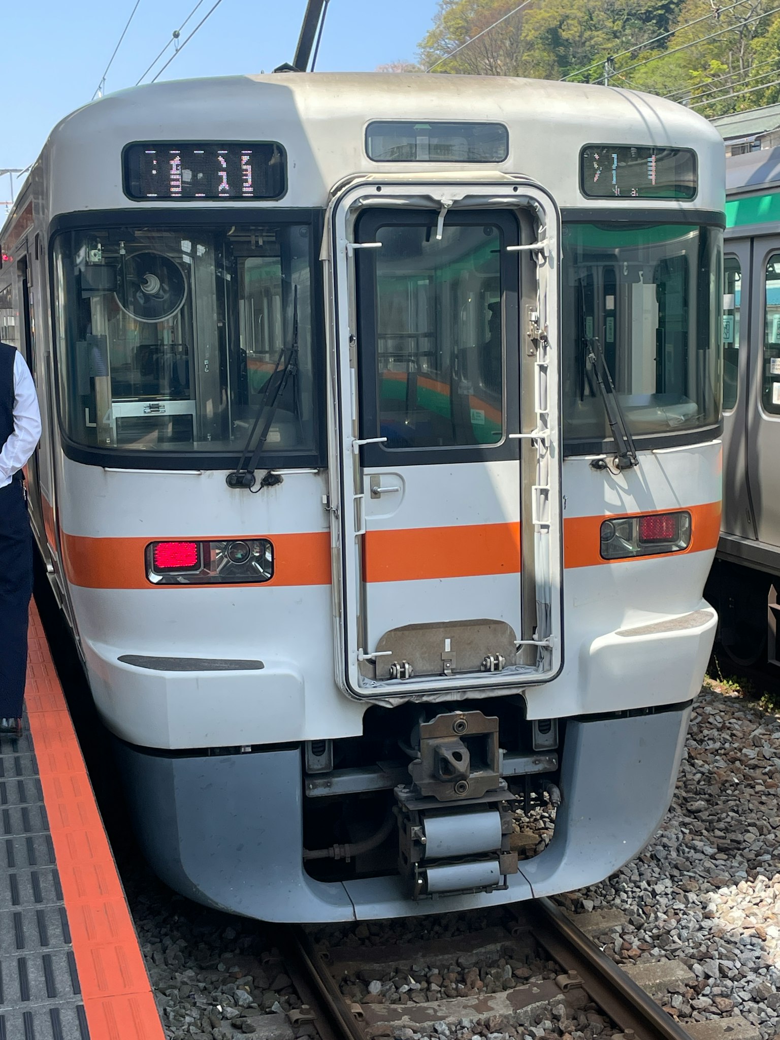 一輛日本火車的正面，帶有橙色條紋
