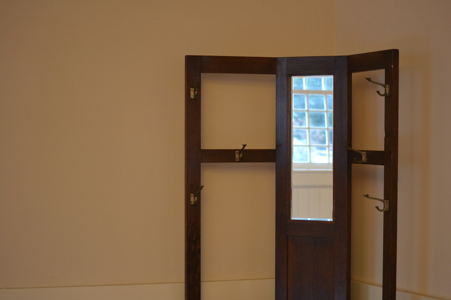 Porta in legno aperta con una finestra in una stanza