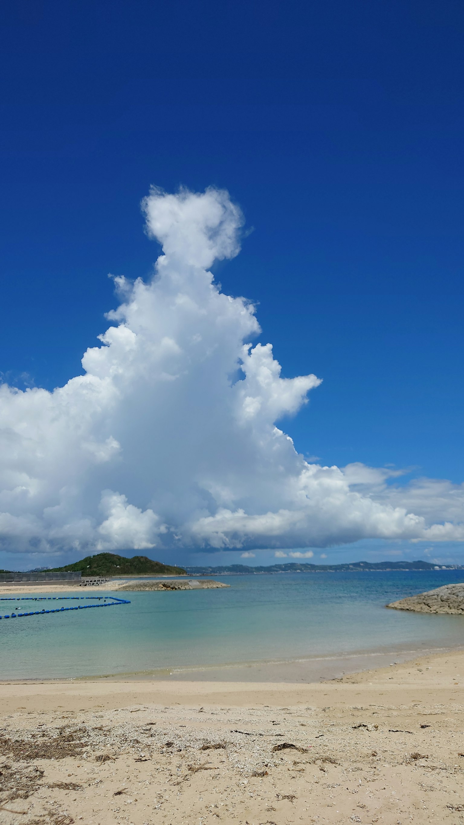 海灘風景，藍天和白雲
