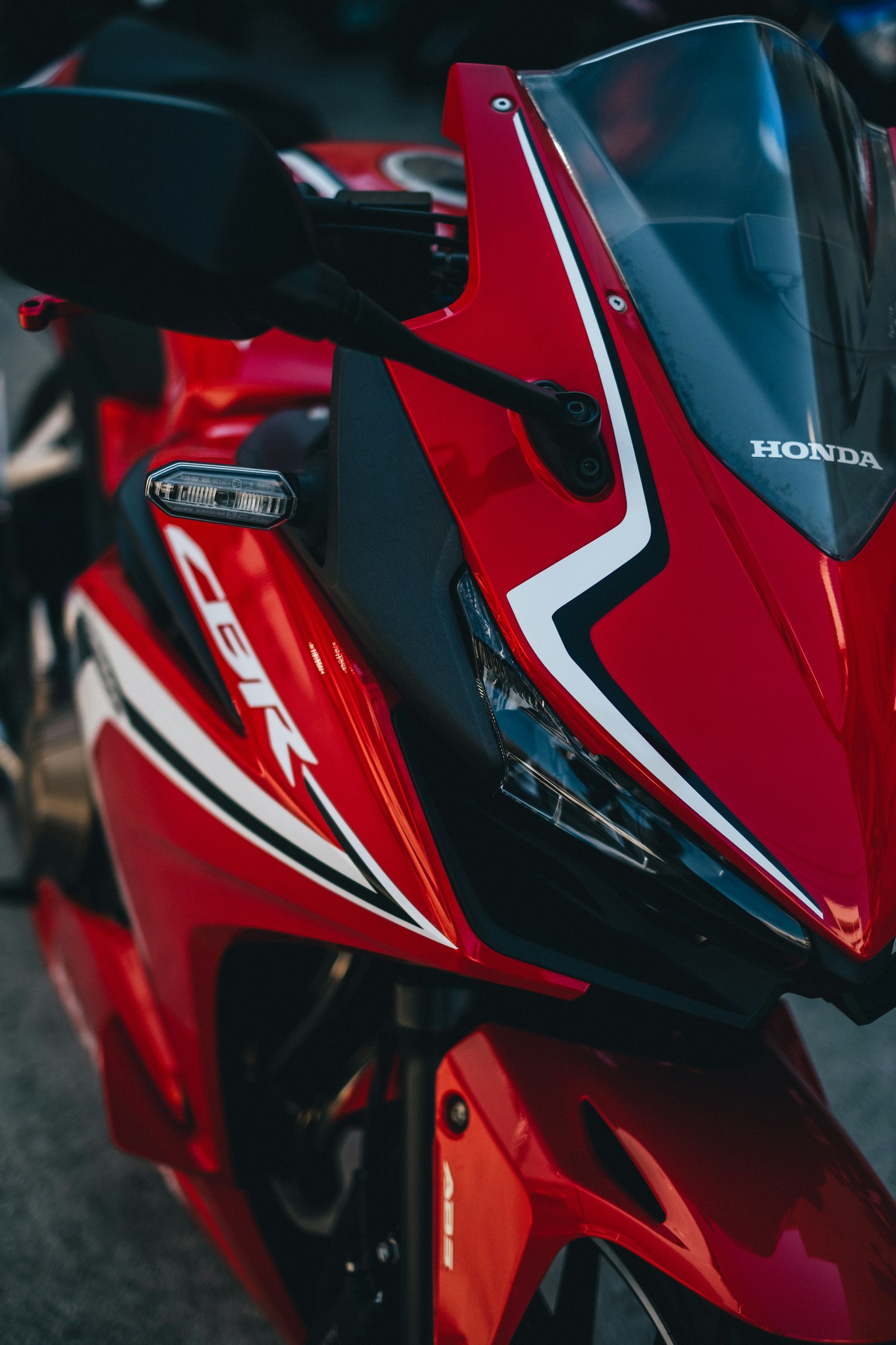 Vista frontale di una moto Honda CBR rossa che mostra un design elegante e linee affilate