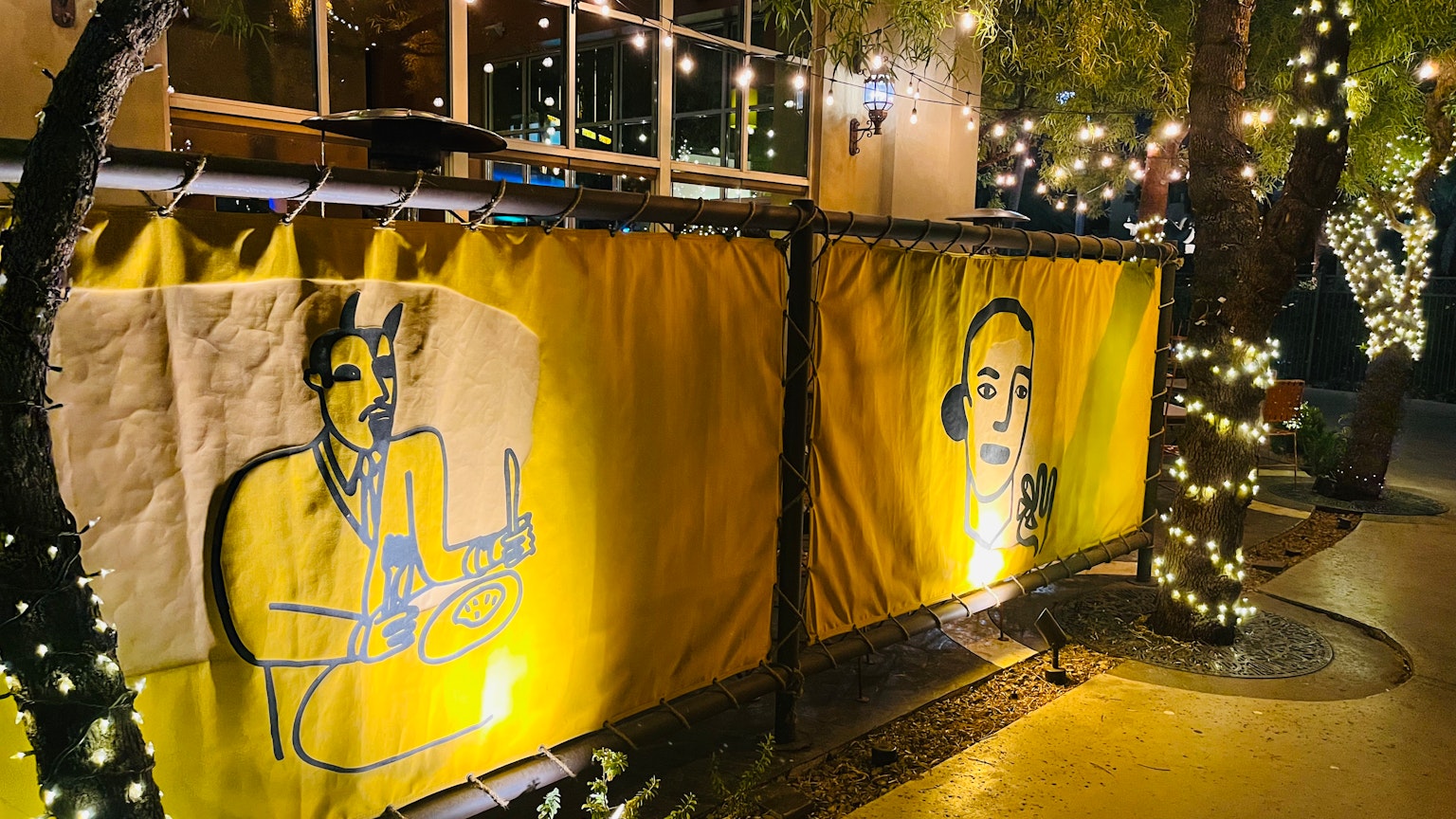 Ilustraciones de dos figuras en cortinas amarillas iluminadas por luces circundantes
