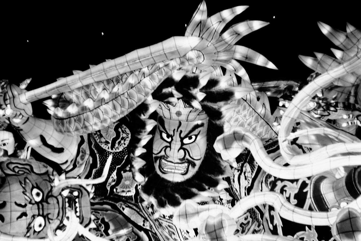 黒と白のドラゴンと戦う伝説的な武士のイラスト