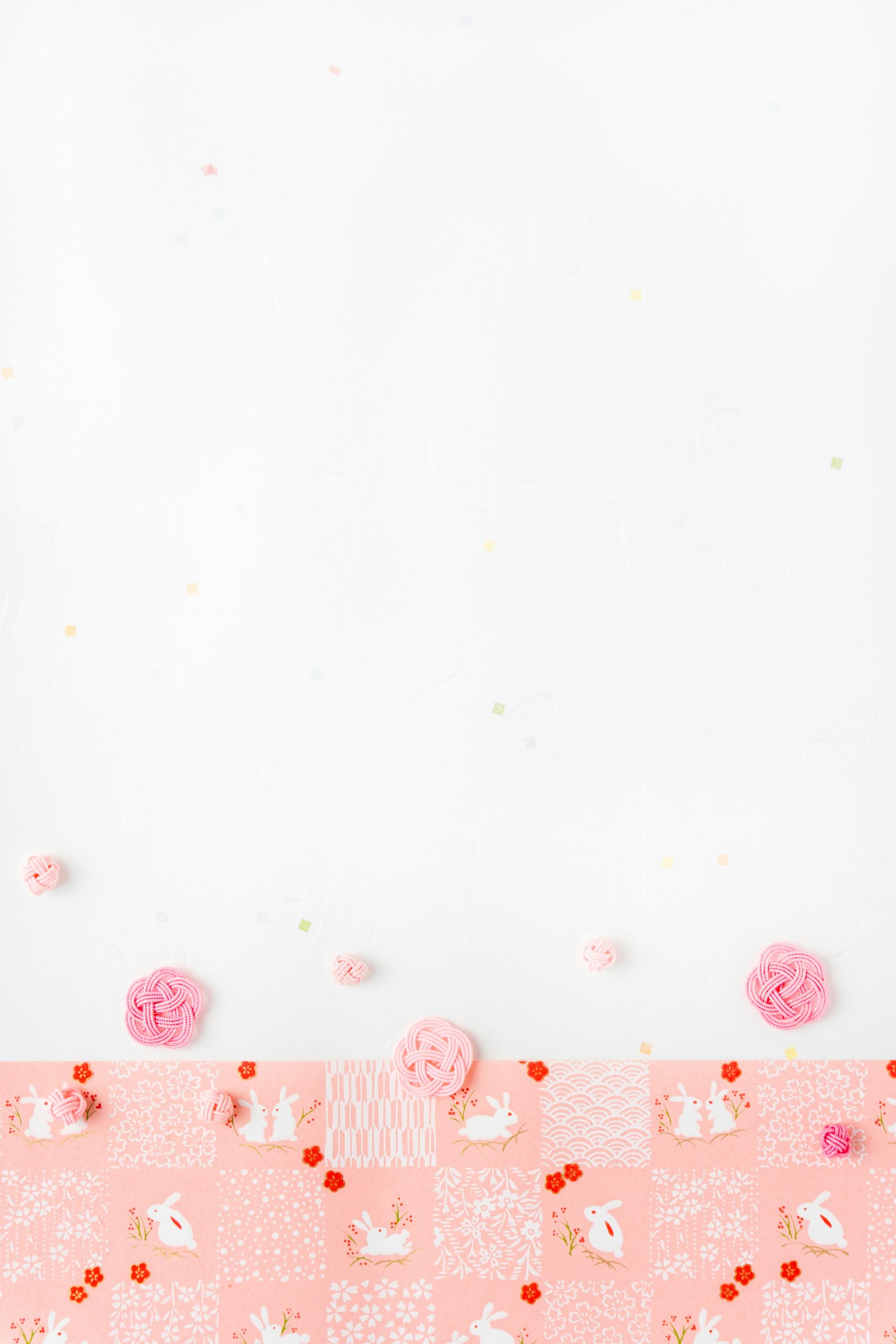 Fond blanc avec des décorations roses et des illustrations d'animaux éparpillées