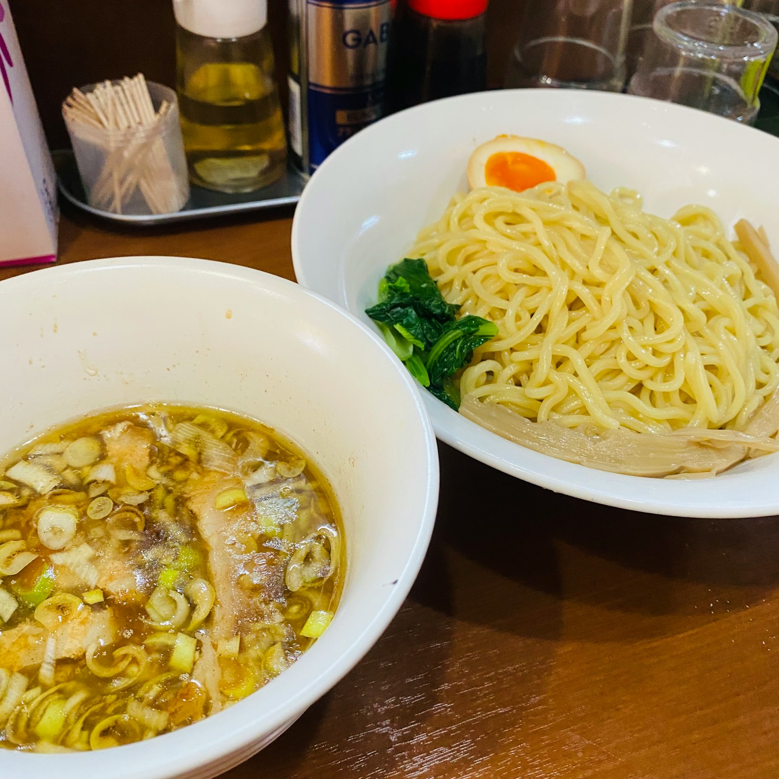 Hai bát ramen với nước chấm và mì