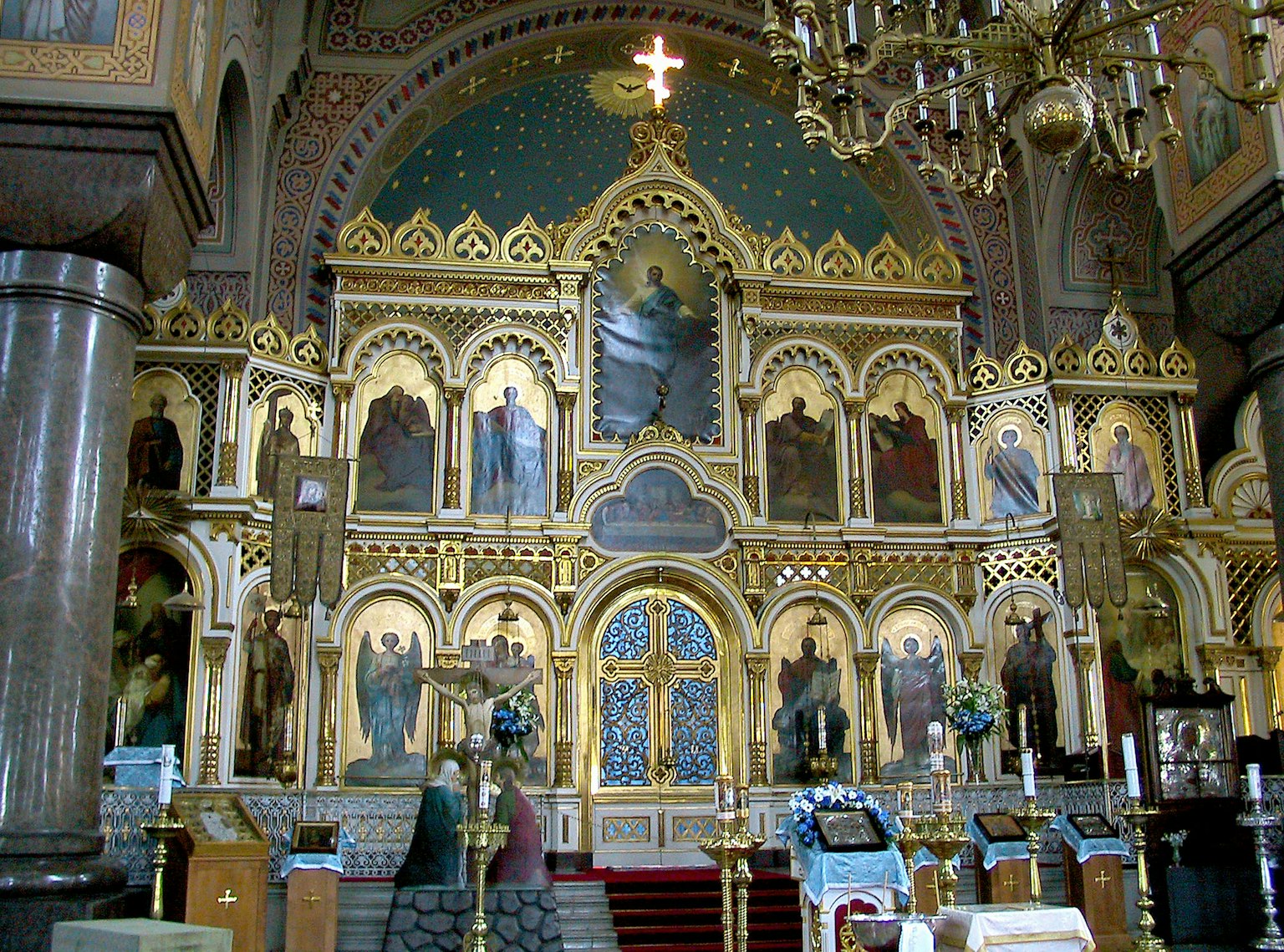 Intérieur d'une église avec un autel doré orné et des icônes religieuses