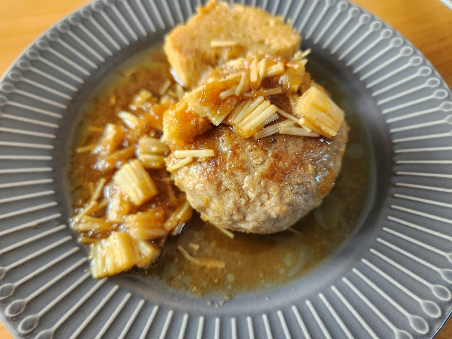 Boulette de viande délicieuse servie avec une sauce sucrée et salée garnie d'oignons verts
