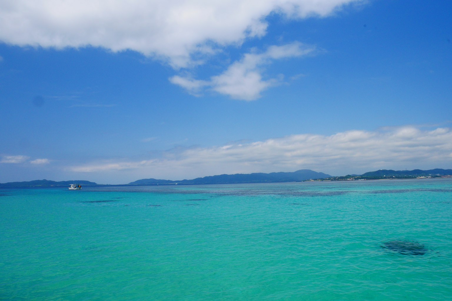 ทิวทัศน์สวยงามของทะเลและท้องฟ้าสีฟ้า