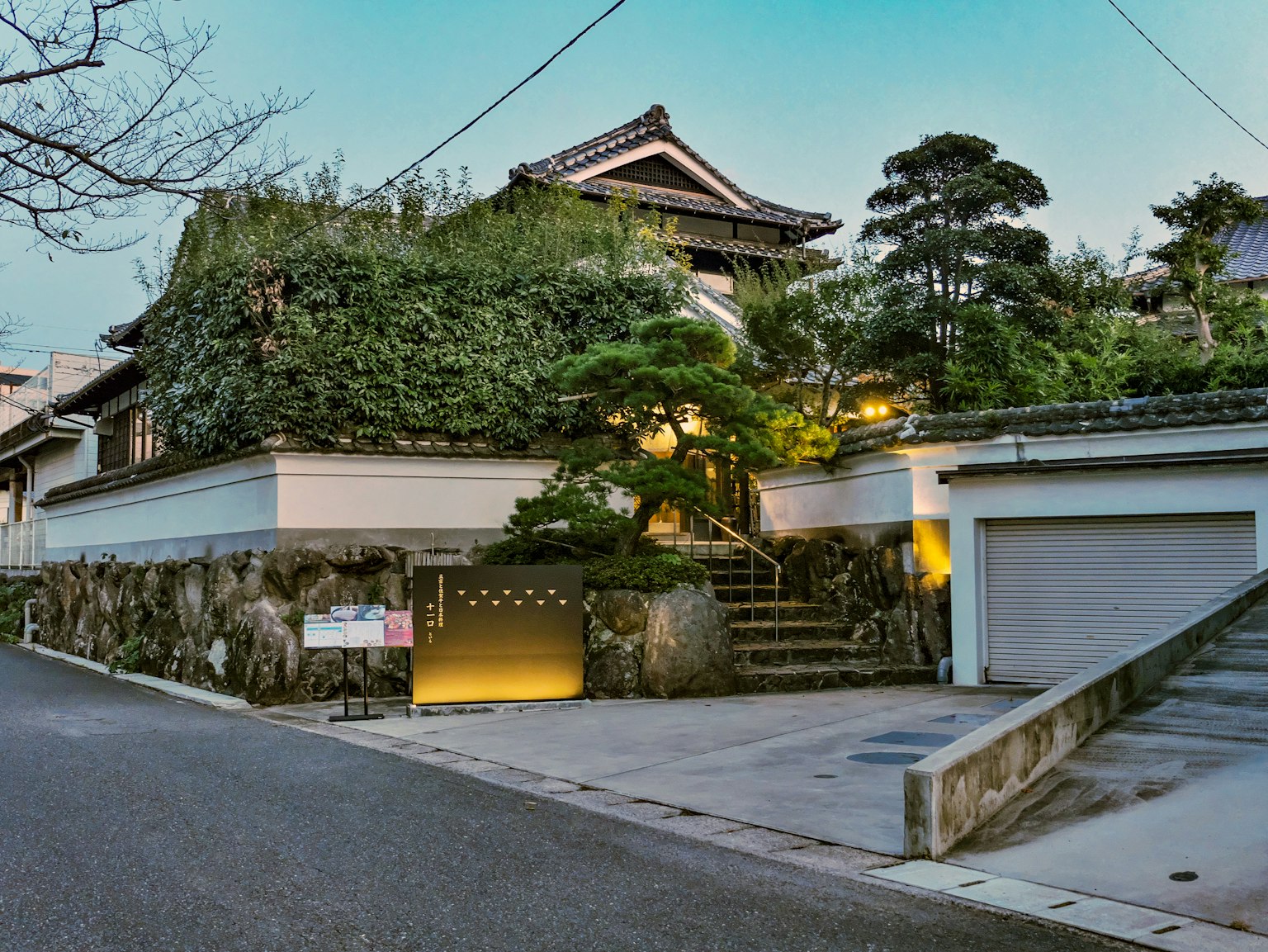 Bella casa giapponese con giardino in un tranquillo quartiere residenziale