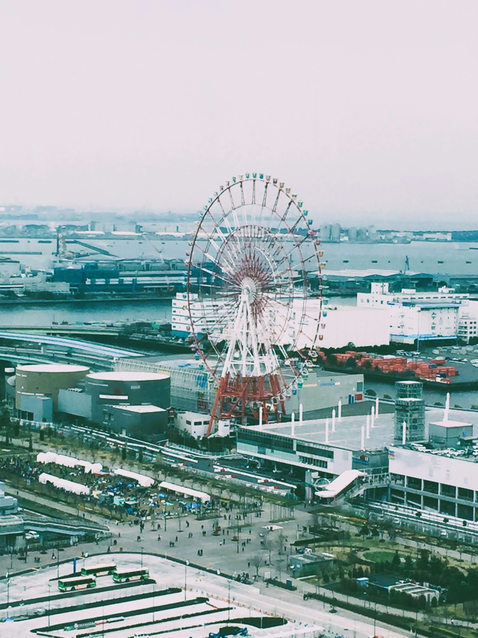 城市景观，包含摩天轮和现代建筑