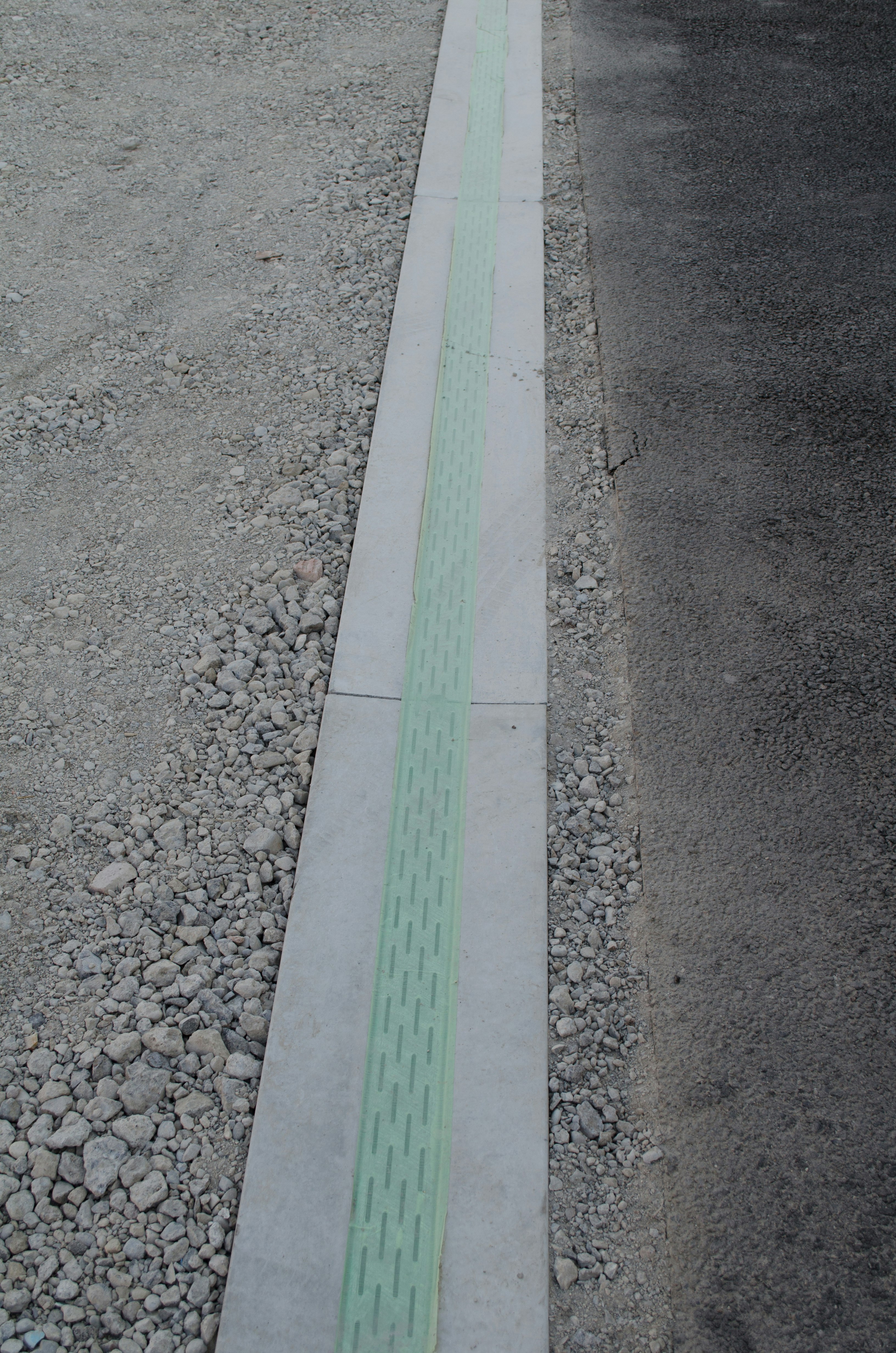 路面の点字ブロックとアスファルトの境目